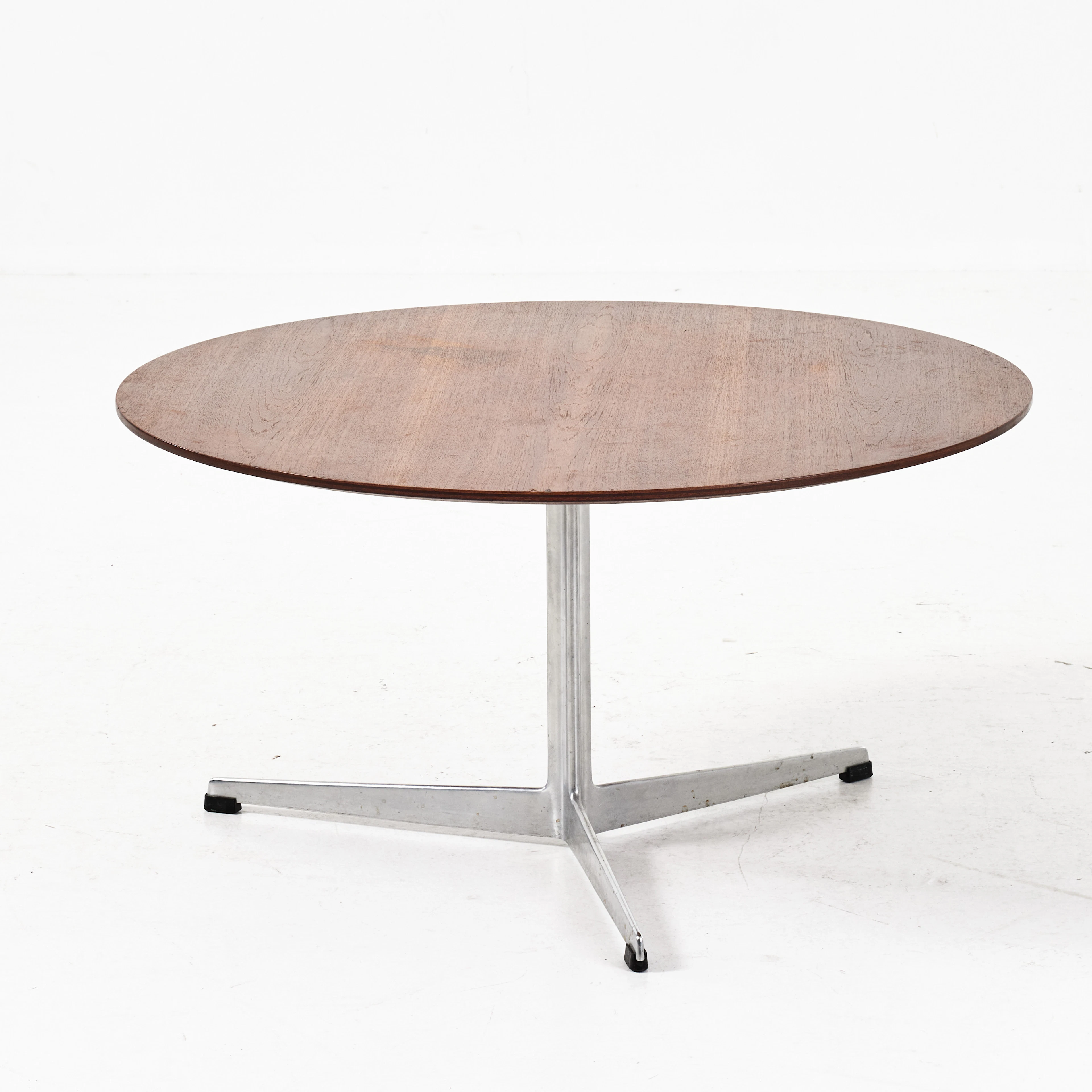 ARNE JACOBSEN. Runt soffbord, Fritz Hansen, Danmark, etikettmärkt.
