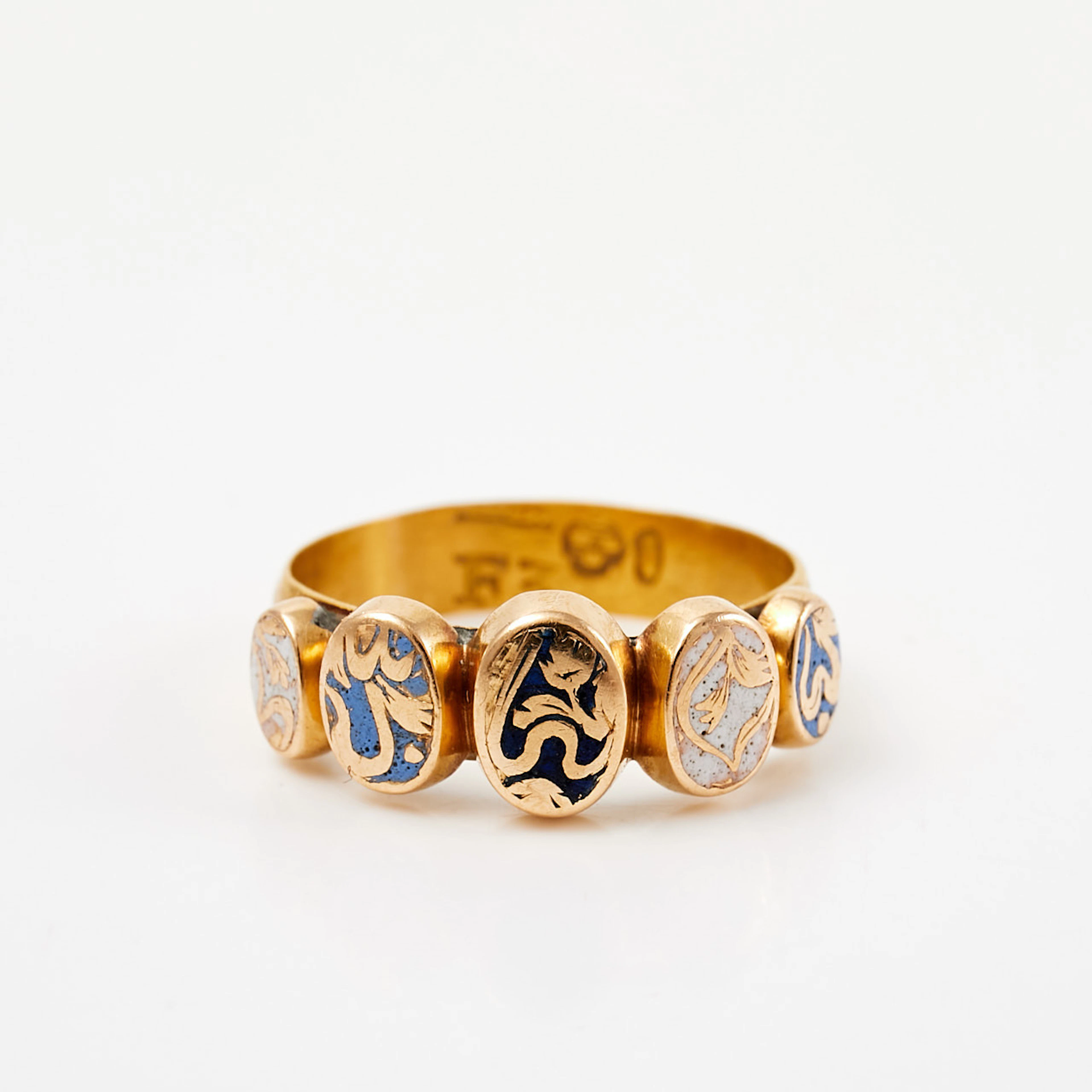 RING, 20 k guld, emaljdekor i blått och vitt, floral dekor, otydlig
