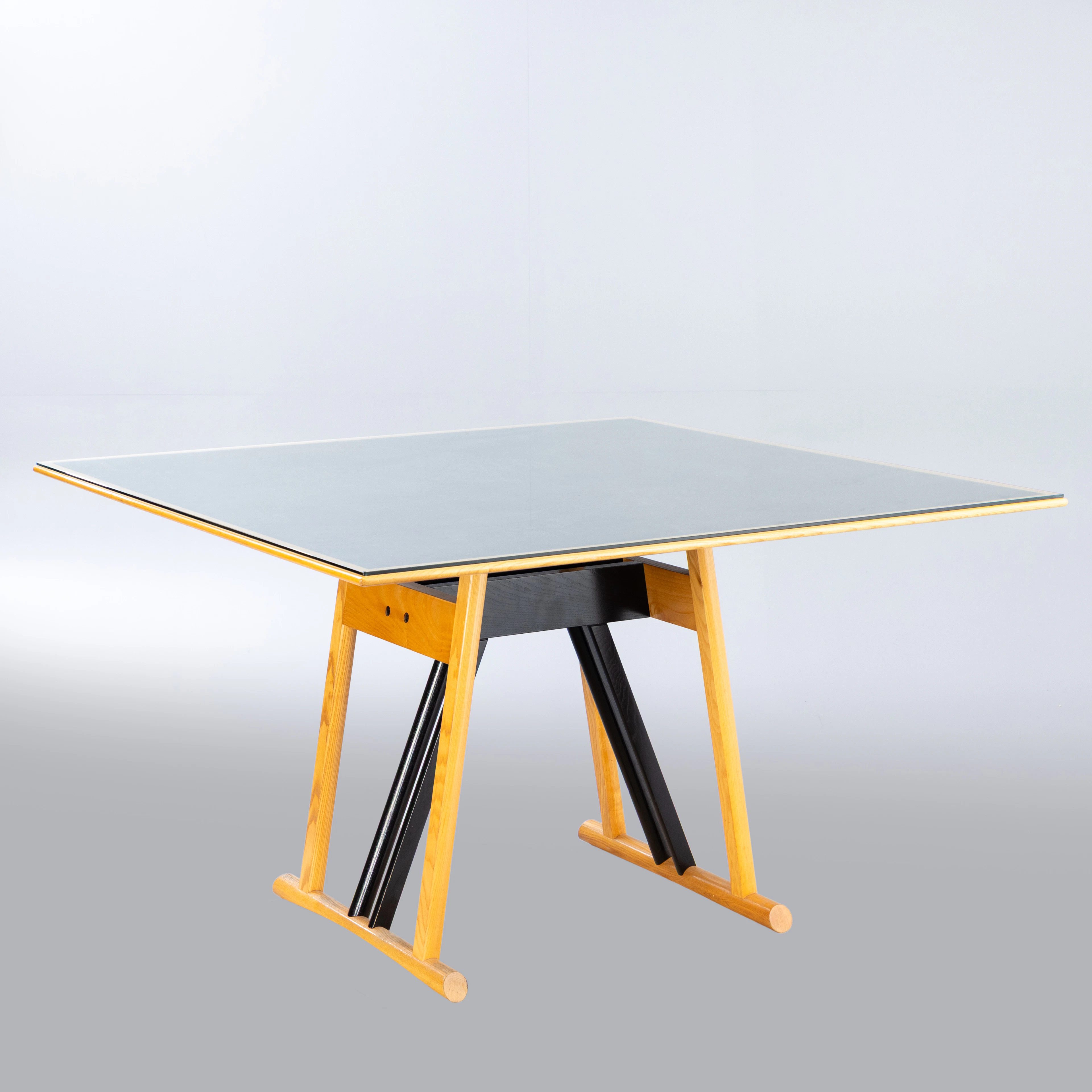 CASSINA. Tisch / Esstisch, 1980er Jahre.