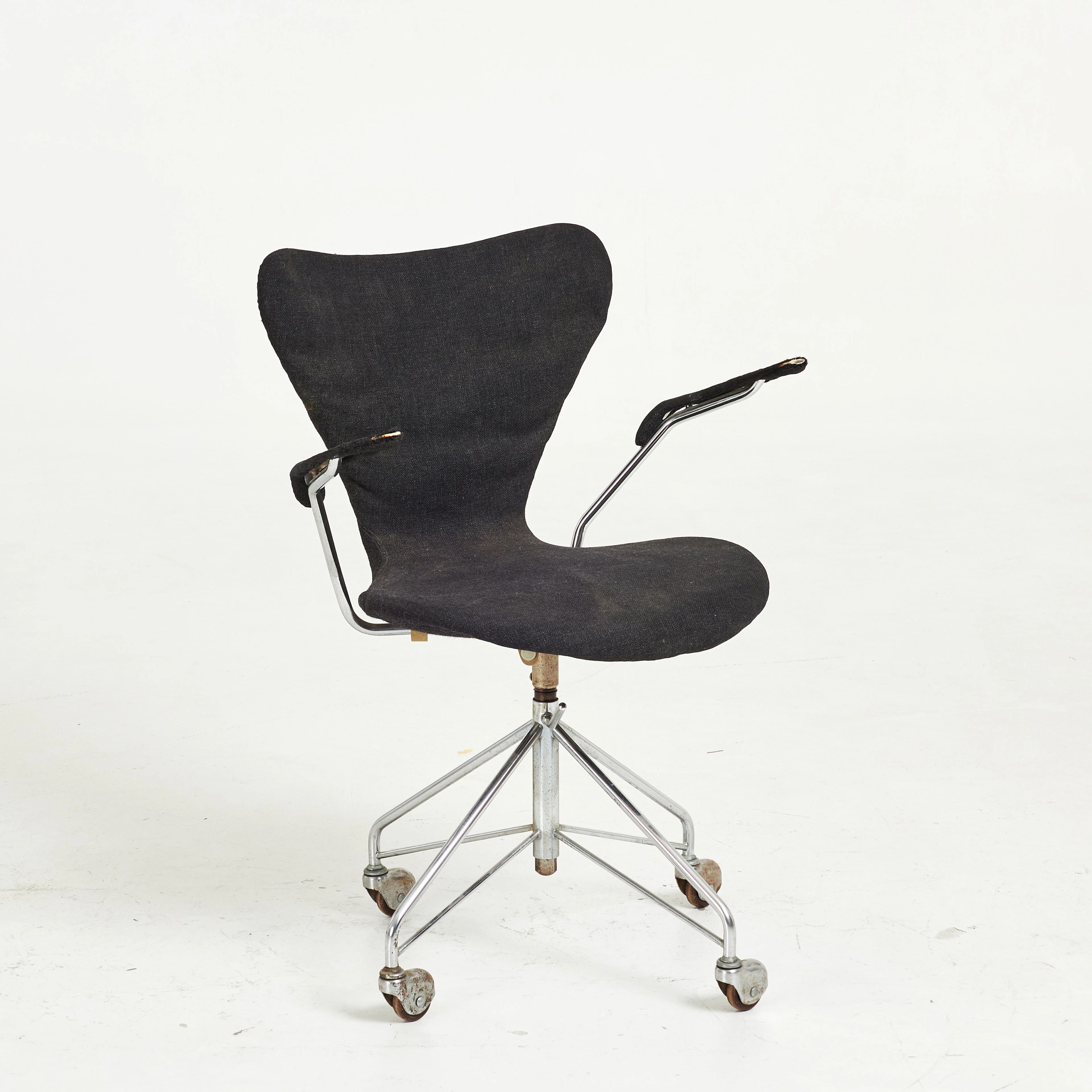 ARNE JACOBSEN, skrivbordsstol, "Sjuan", Fritz Hansen, Danmark.