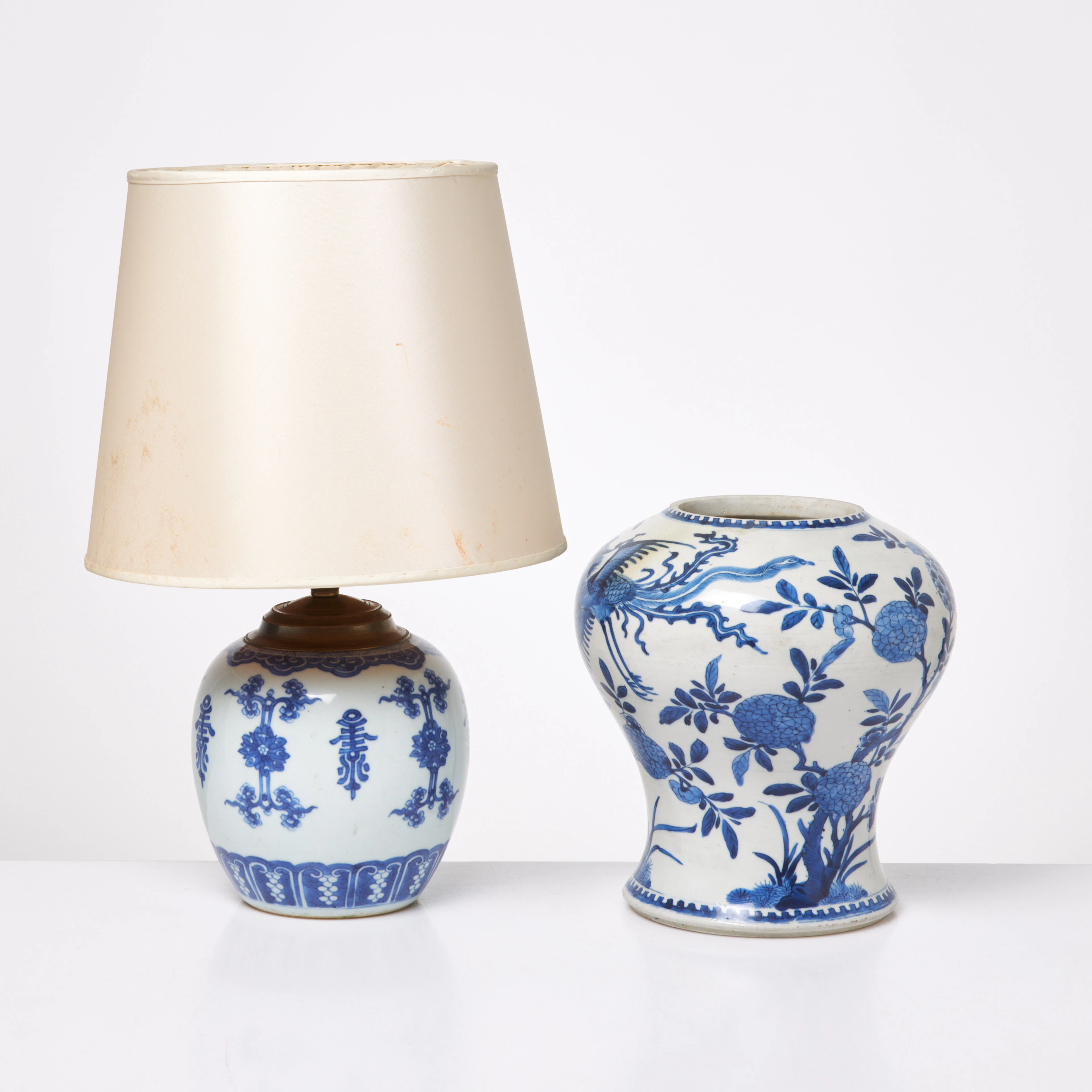 URNA, BORDSLAMPA, 2 dlr, Kina, porslin, dekor i underglasyrblått, 1900-tal.