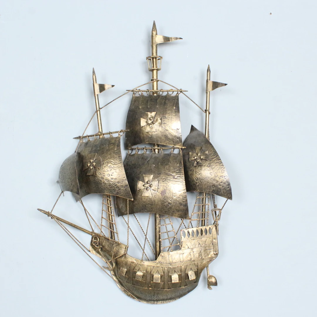 Wandleuchte aus Metall im Stil einer spanischen Galeone.