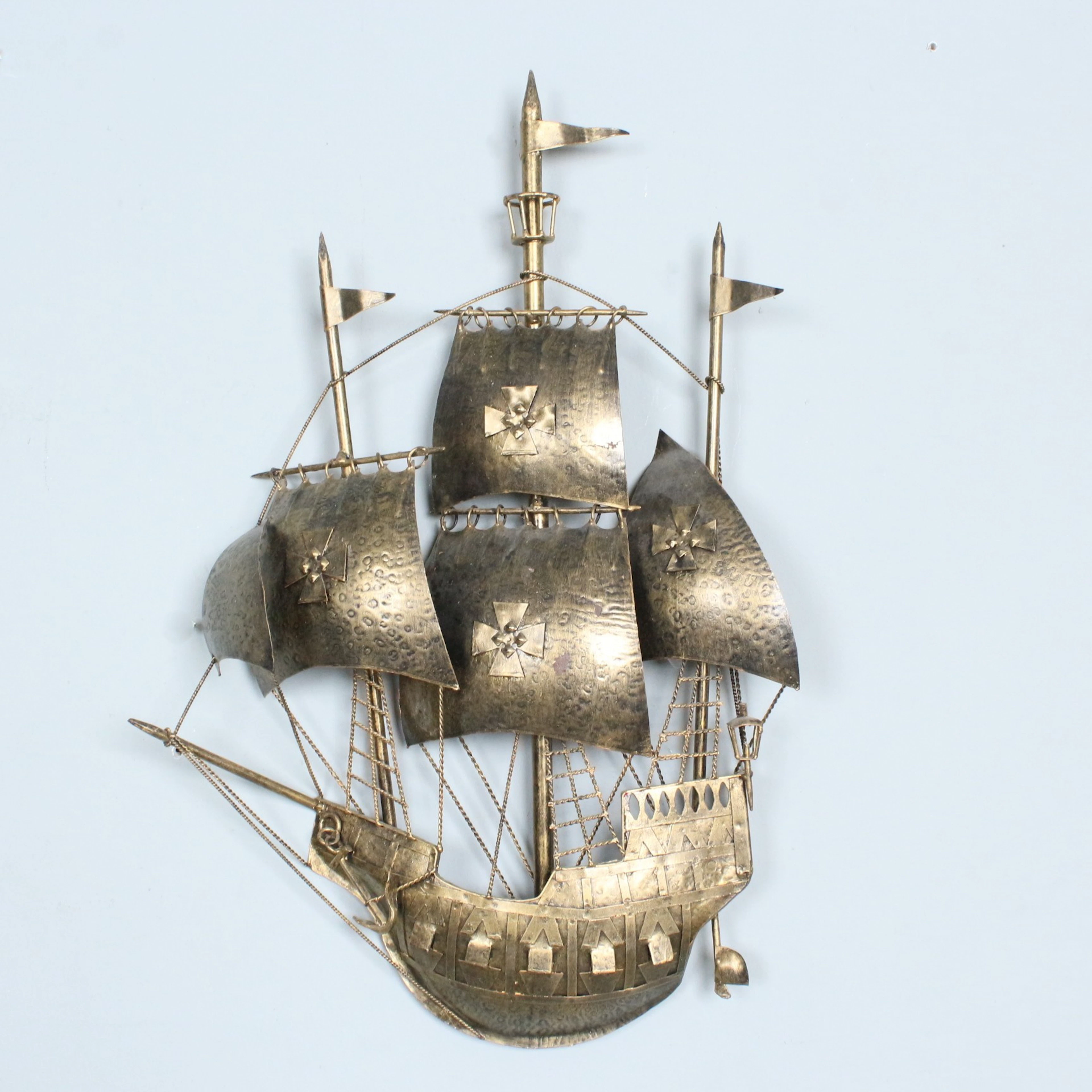 Wandleuchte aus Metall im Stil einer spanischen Galeone.