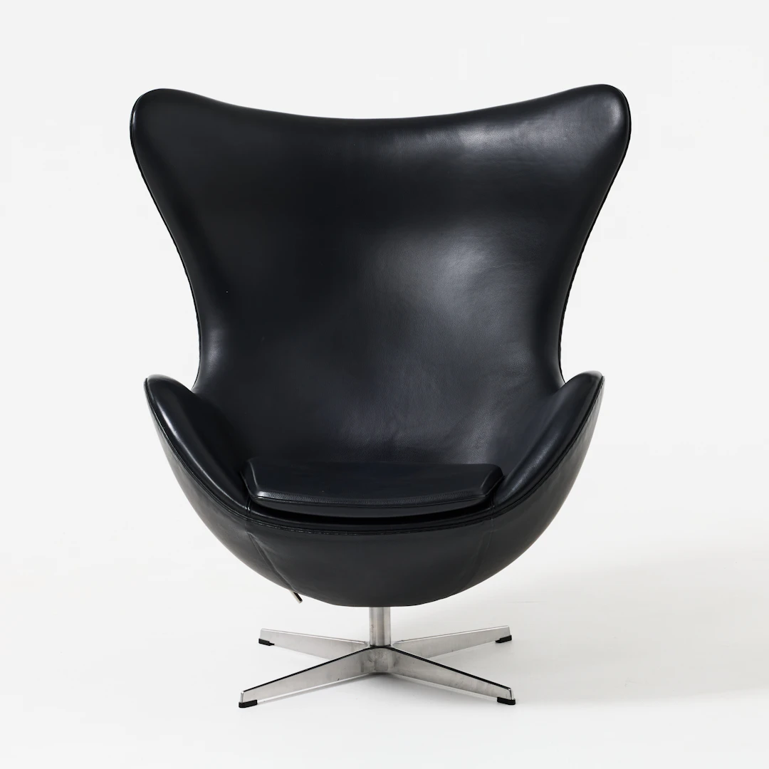 ARNE JACOBSEN. "Ägget", fåtölj, Fritz Hansen, Danmark 2002, fyrdelad