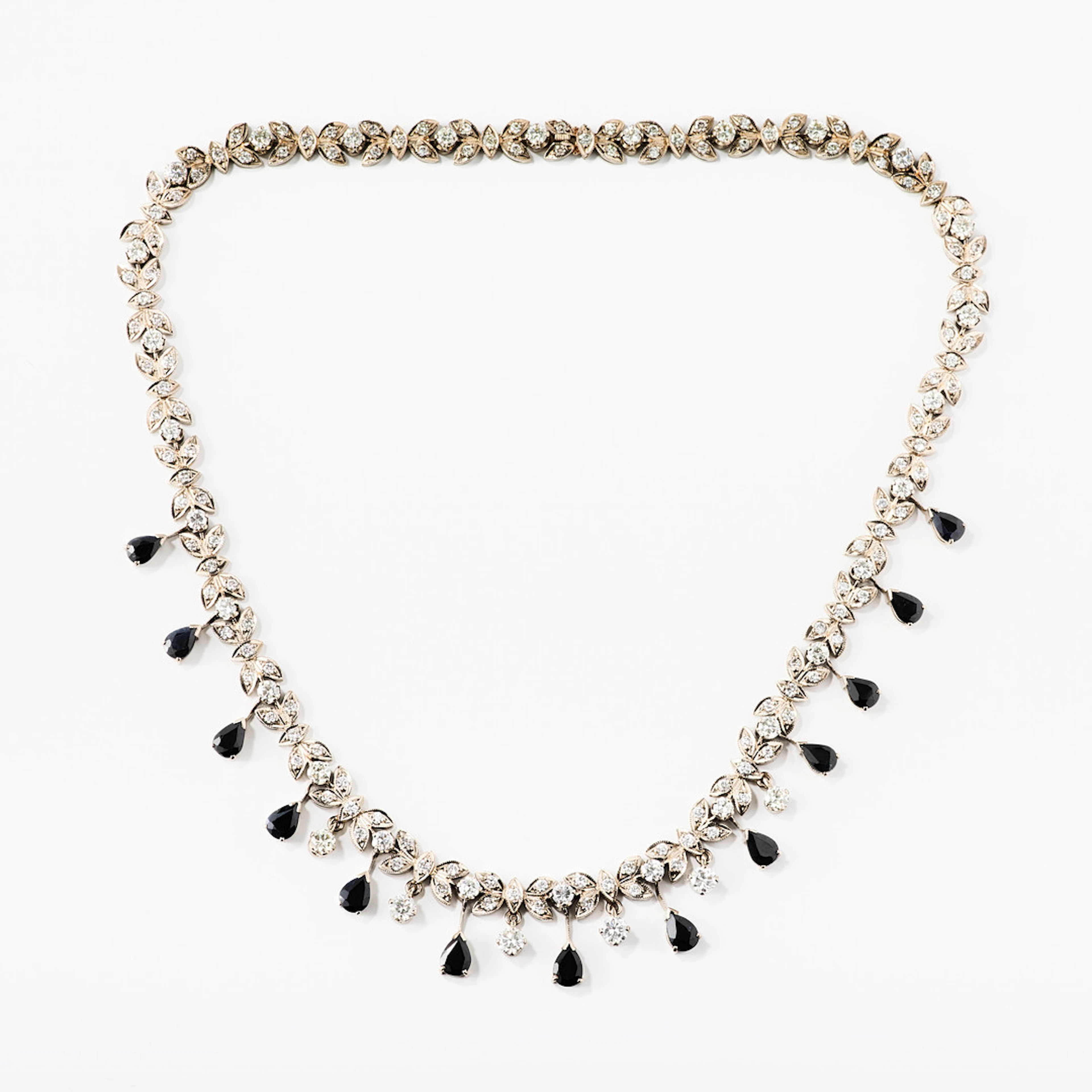 COLLIER, 14K vitguld med safirer och diamanter, Belle-Époque-stil