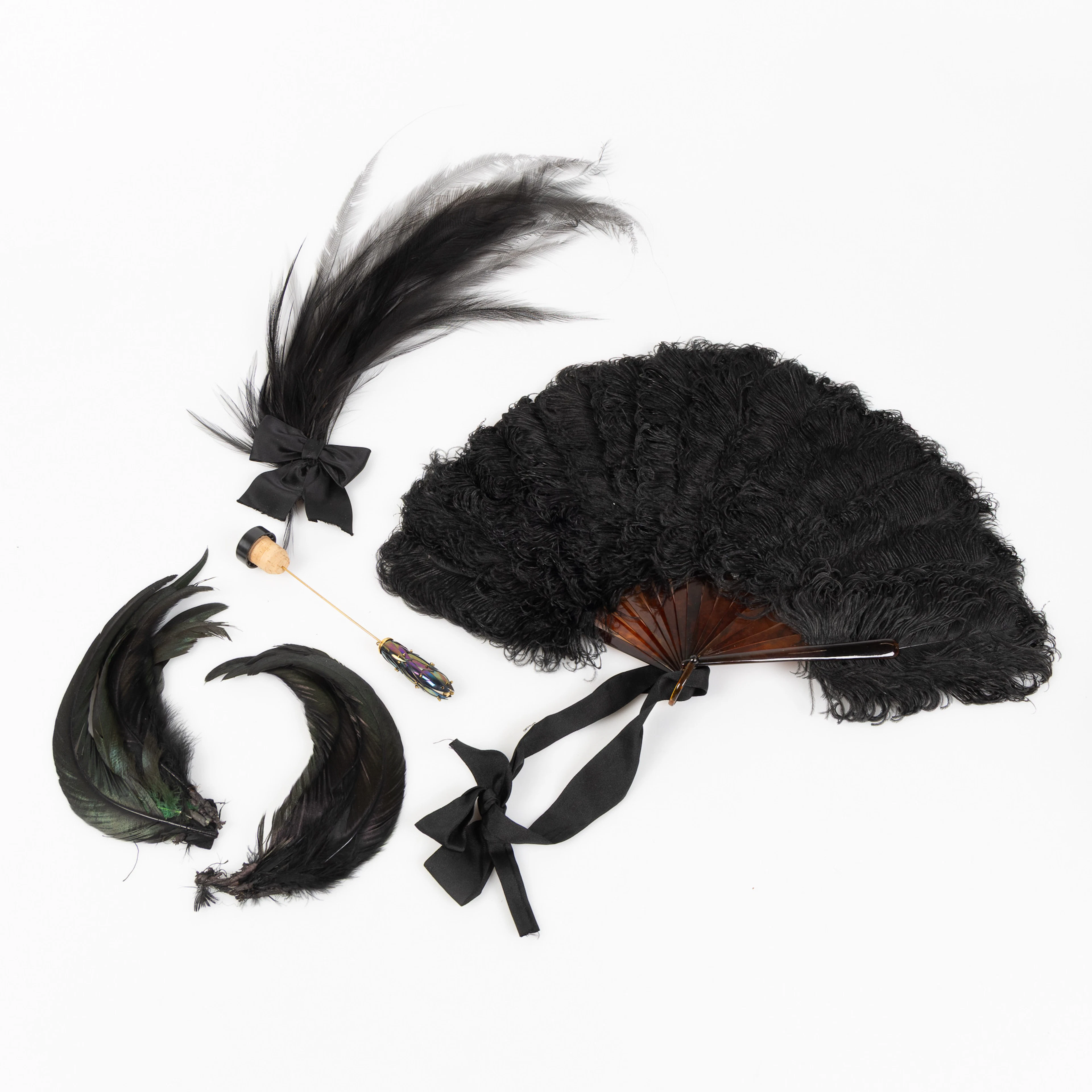 SOLFJÄDER, HATTPRYDNAD SAMT HATTNÅL, i etui, 18/1900-tal.