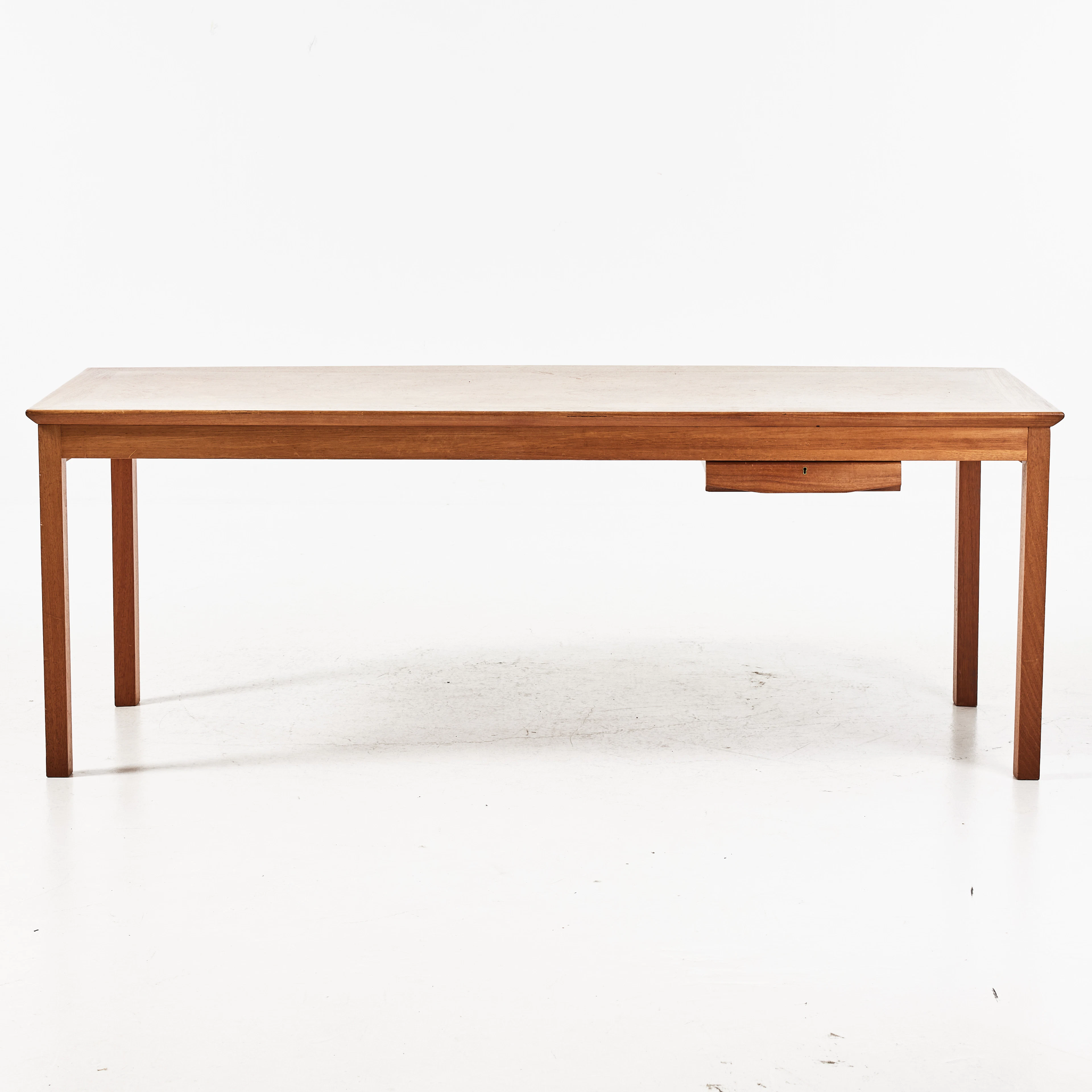 SKRIVBORD, 1970-tal, mahogny med skivan delvis fanerad med alrot.