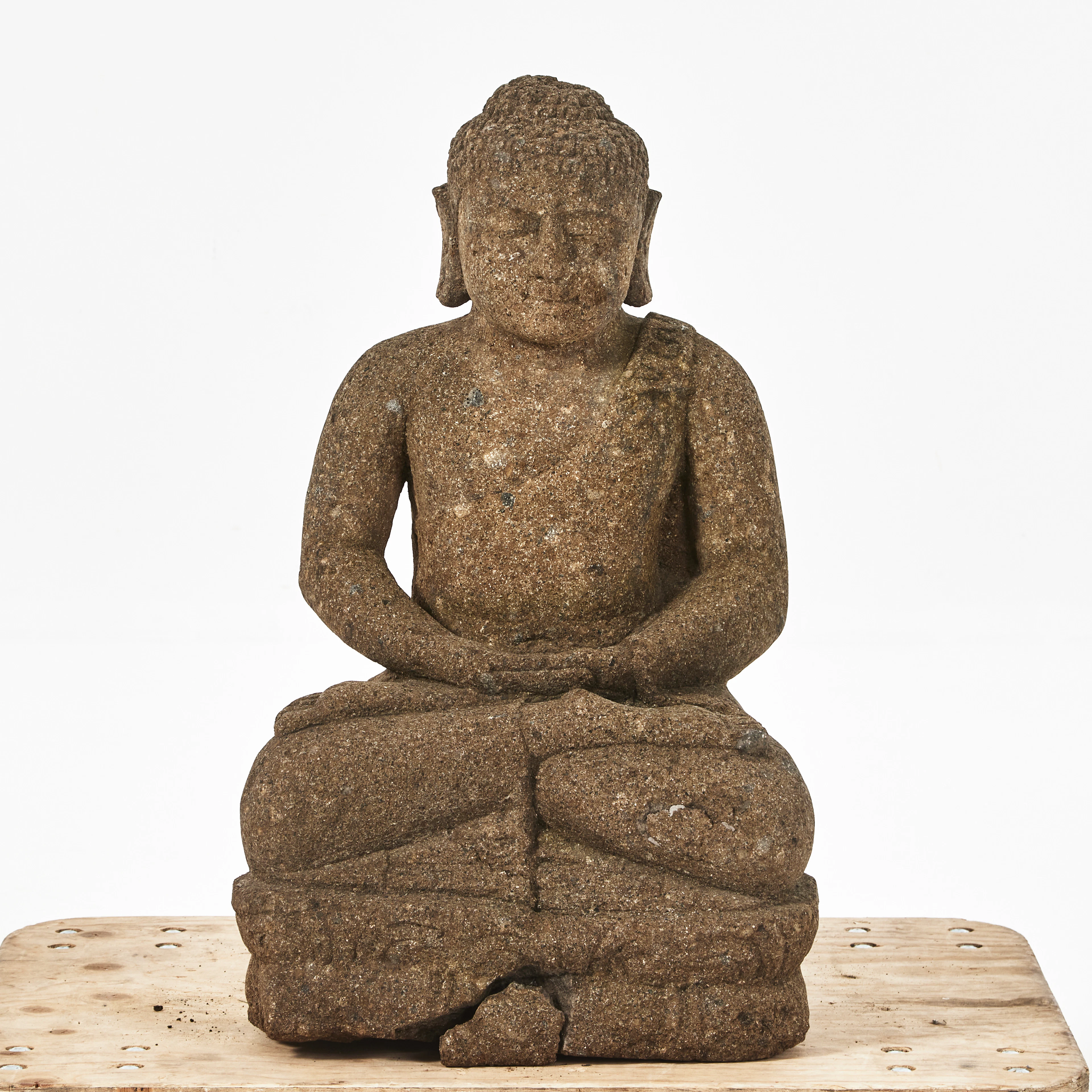 SKULPTUR, i form av sittande buddha, lavasten, Indonesien, 1900-tal.