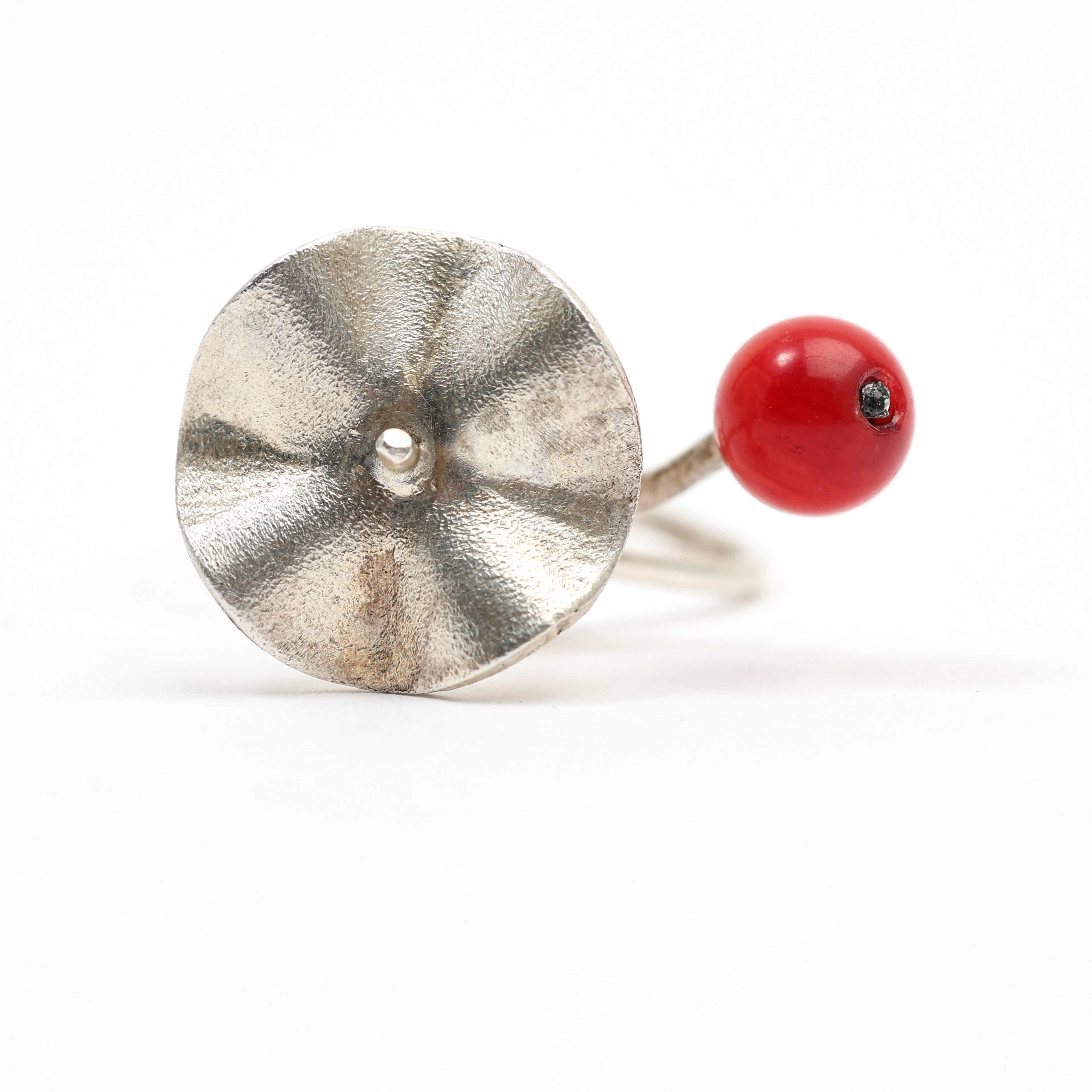 GUNNAR BERG (MÄSTER PÅ VÄSTER). Ring, "Blomma med bär", sterlingsilver