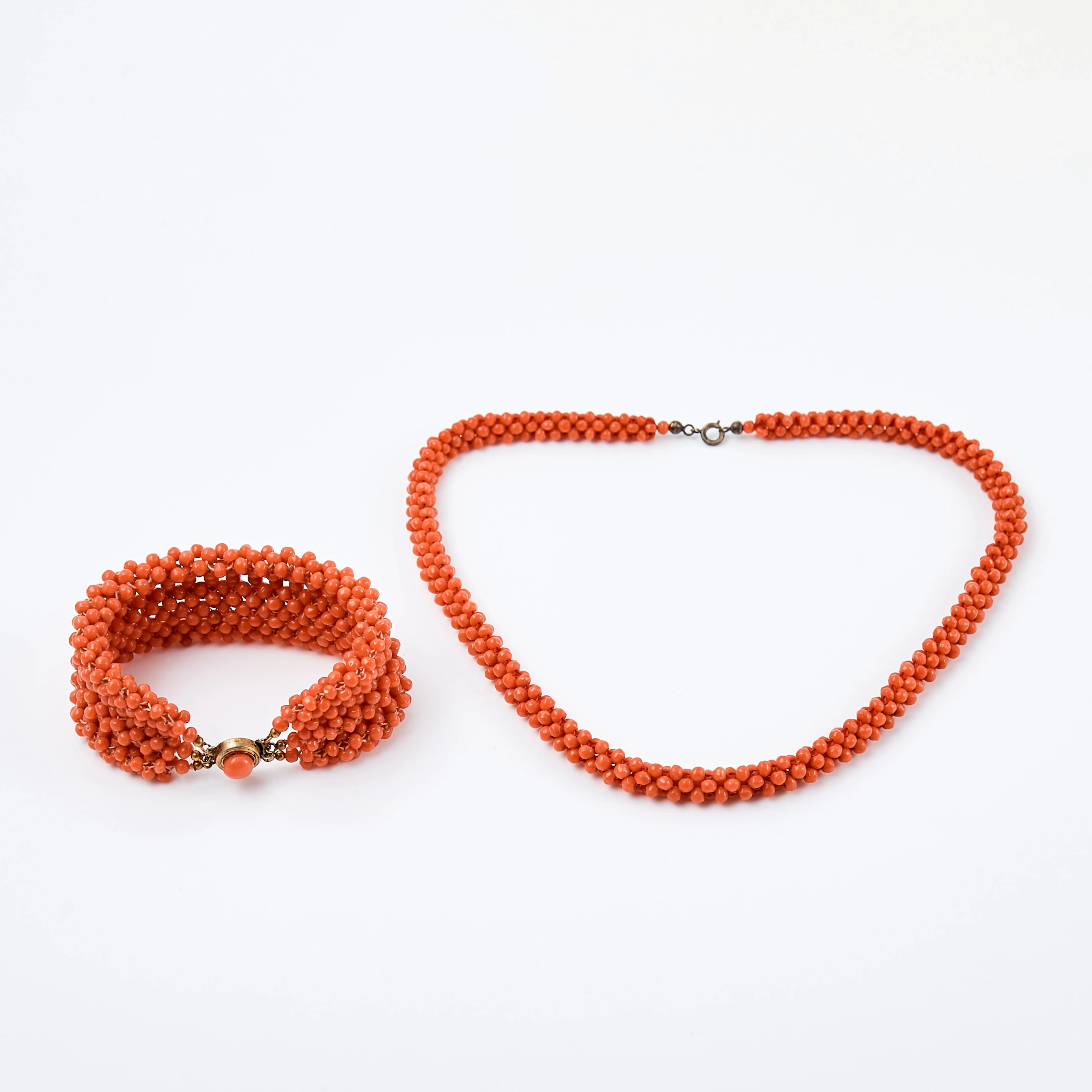 GARNITYR, 2 dlr, collier samt armband, korall.