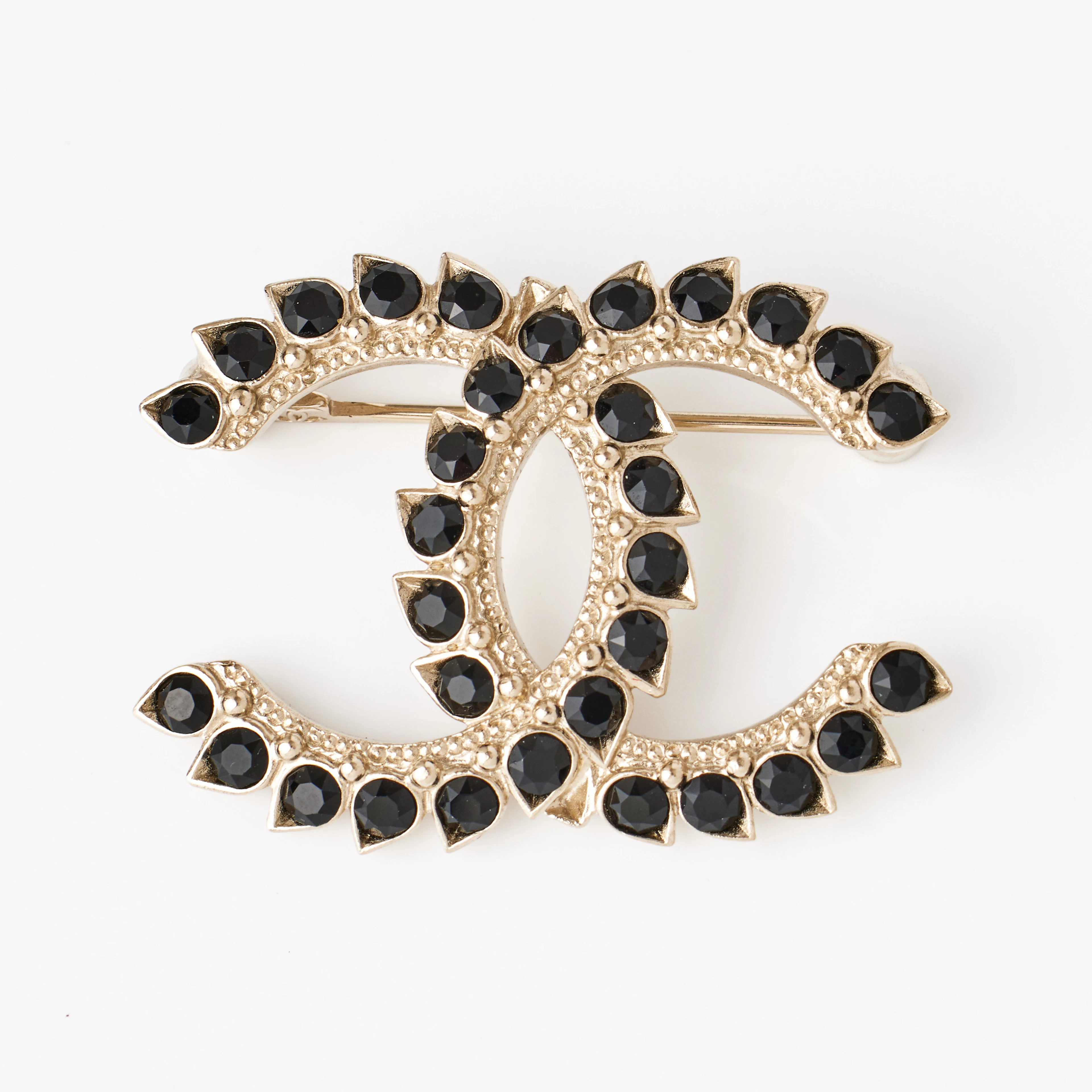 CHANEL, brosch, hardtone goldware, svarta fasettslipade glasstenar