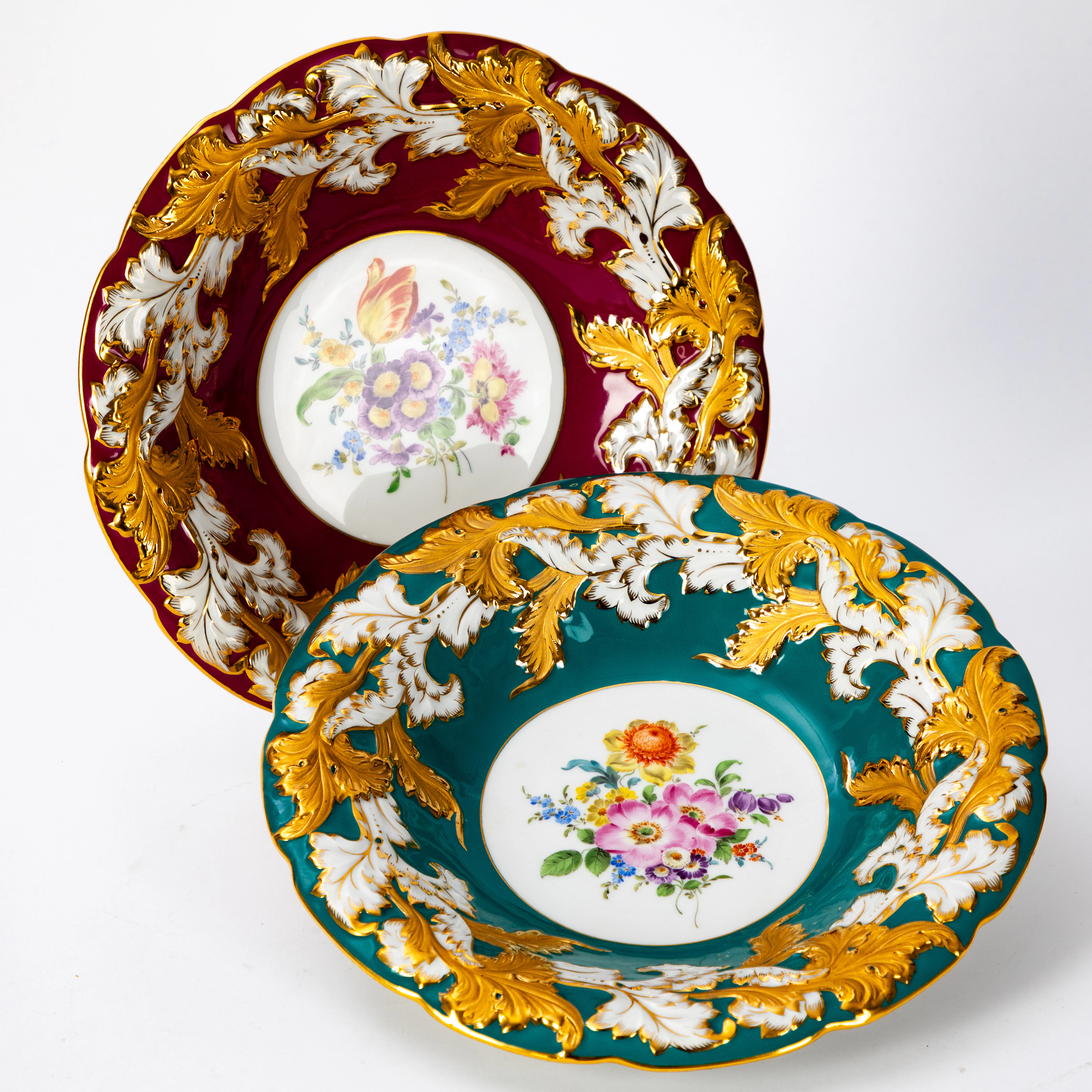MEISSEN. Zwei Prunkteller mit Blumenbouquets, nach 1945 (2).