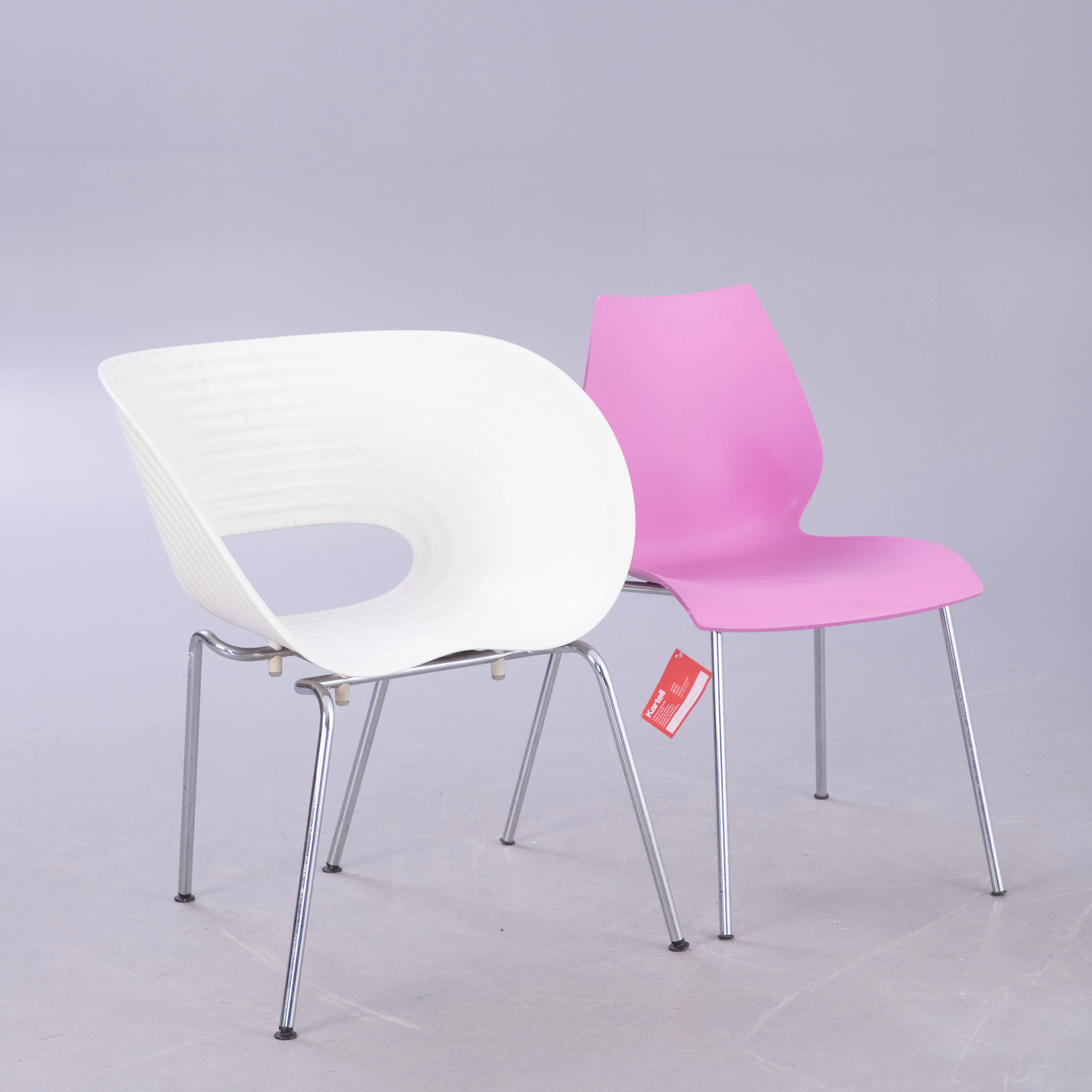 Kartell Stuhl 'Maui' in rosa + ein Vitra Stuhl 'Tom Vac' in weiß