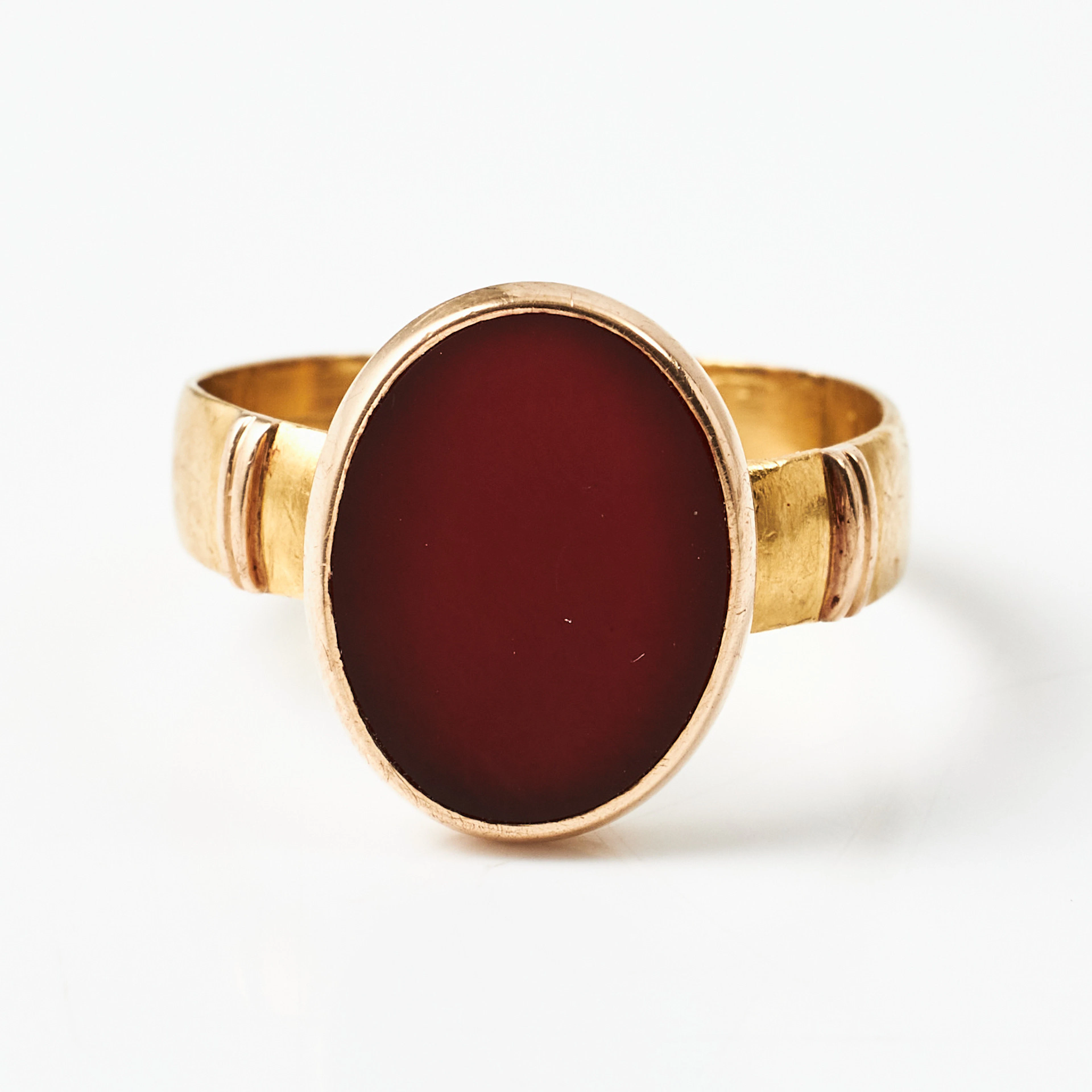 RING, 23 k guld, oval planslipad karneol i 18 k guldmontering.