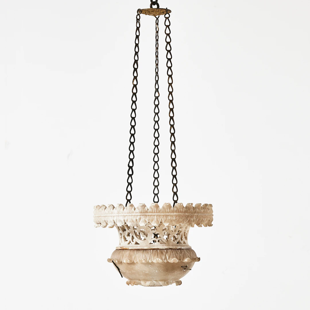 AMPEL, alabaster, 1800-talets mitt, genombruten dekor samt bård med