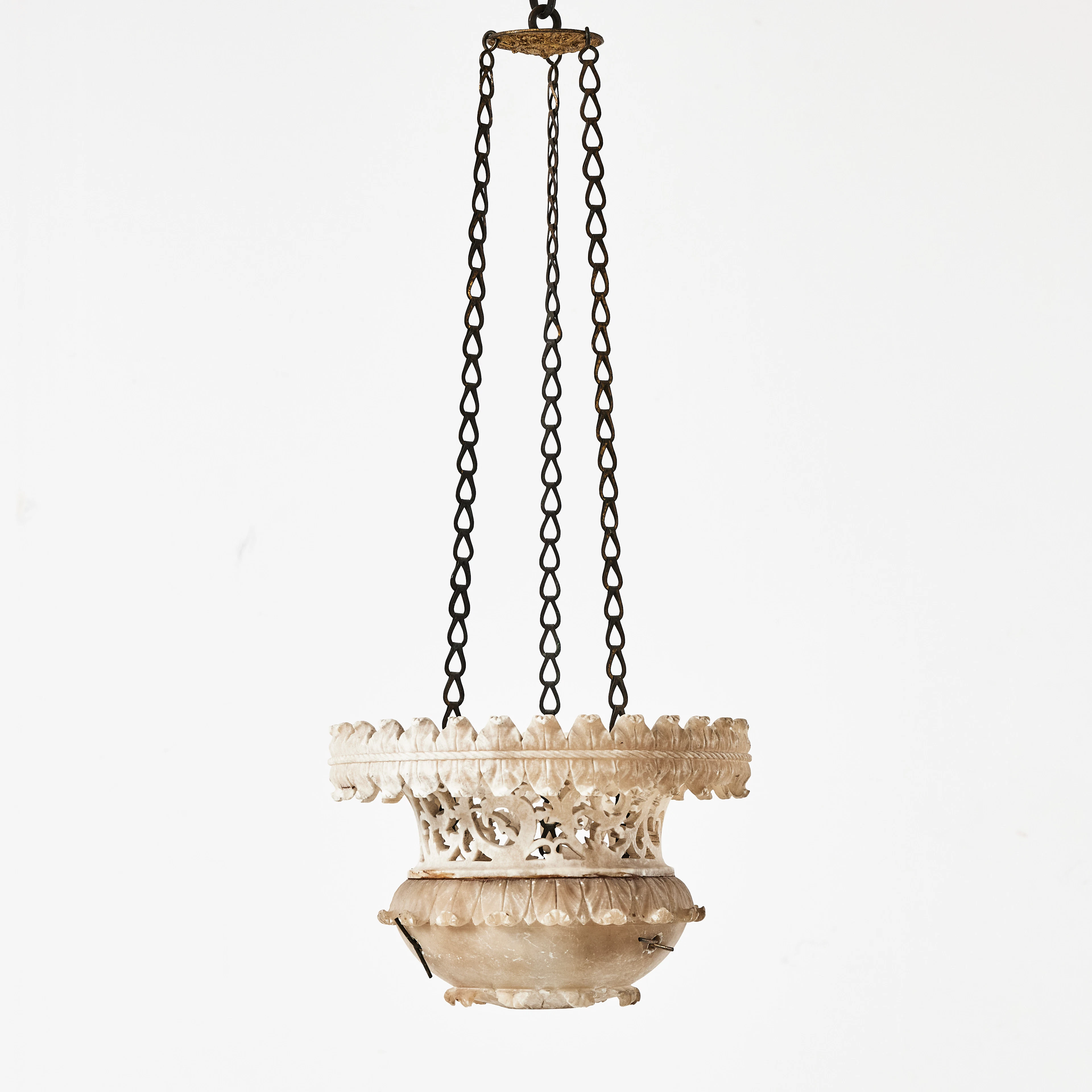 AMPEL, alabaster, 1800-talets mitt, genombruten dekor samt bård med