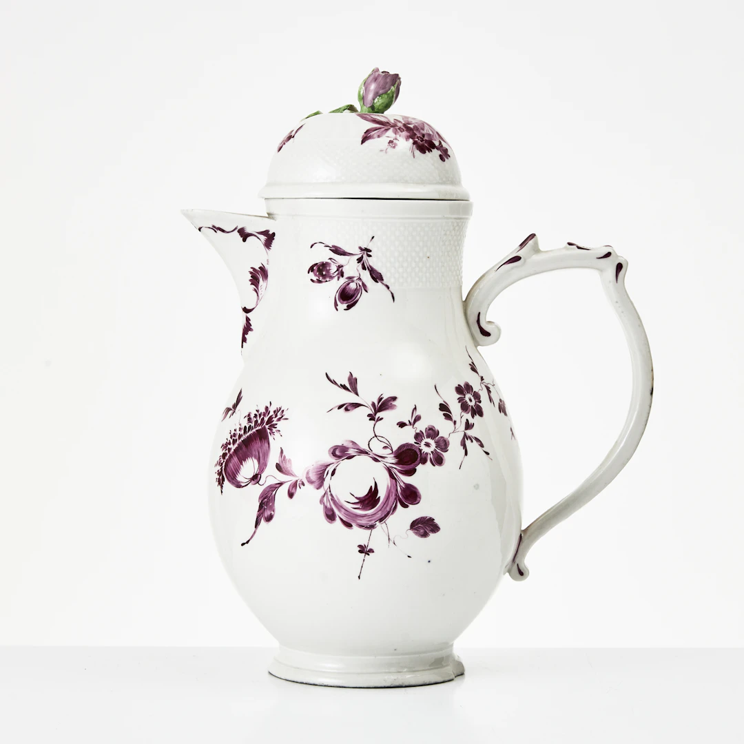 KAFFEKANNA, porslin, 1800-tal, sannolikt Tyskland, dekor av blommor.
