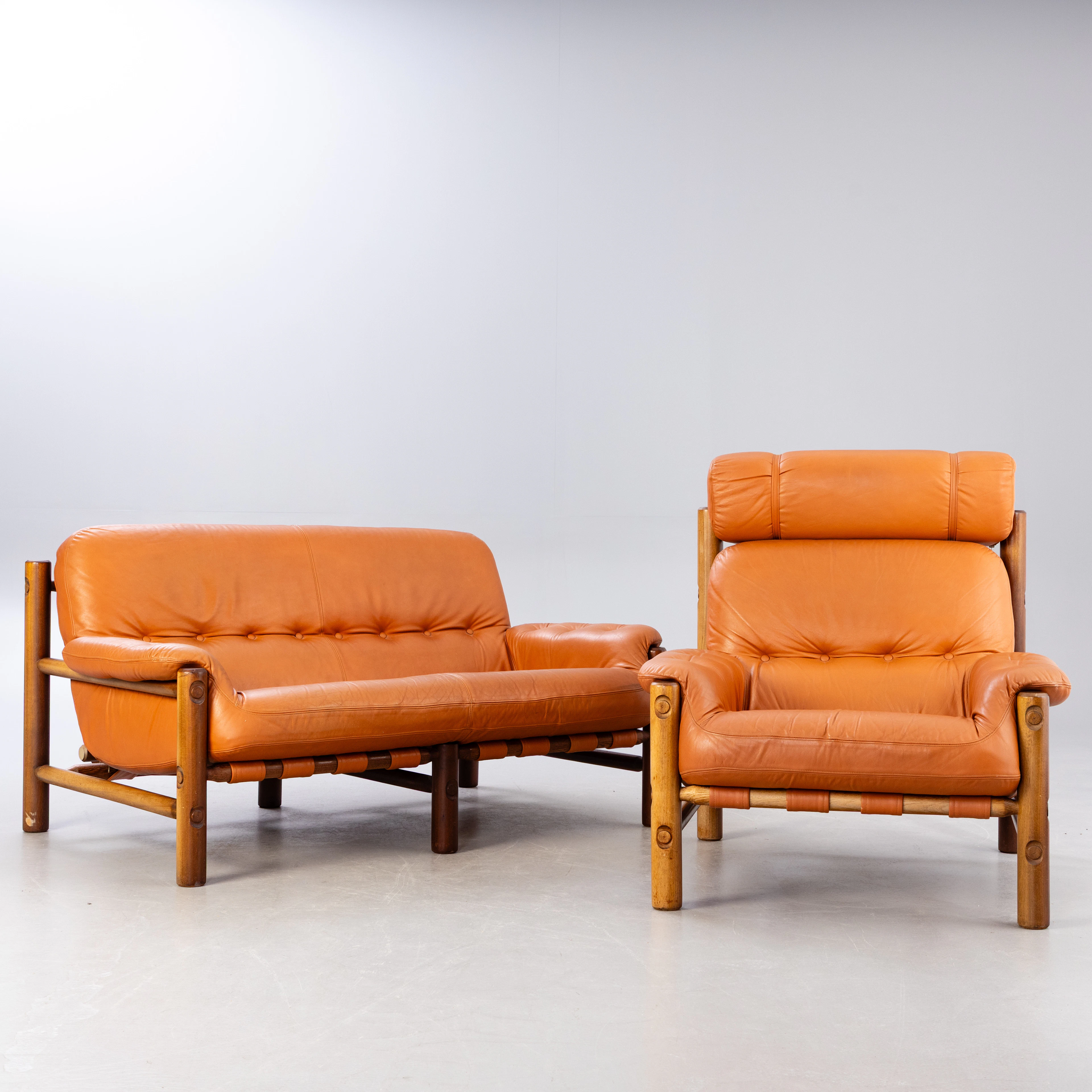 Sitzgruppe: 2er Sitzer Sofa + Sessel in Leder, wohl Brasilien, 1970er