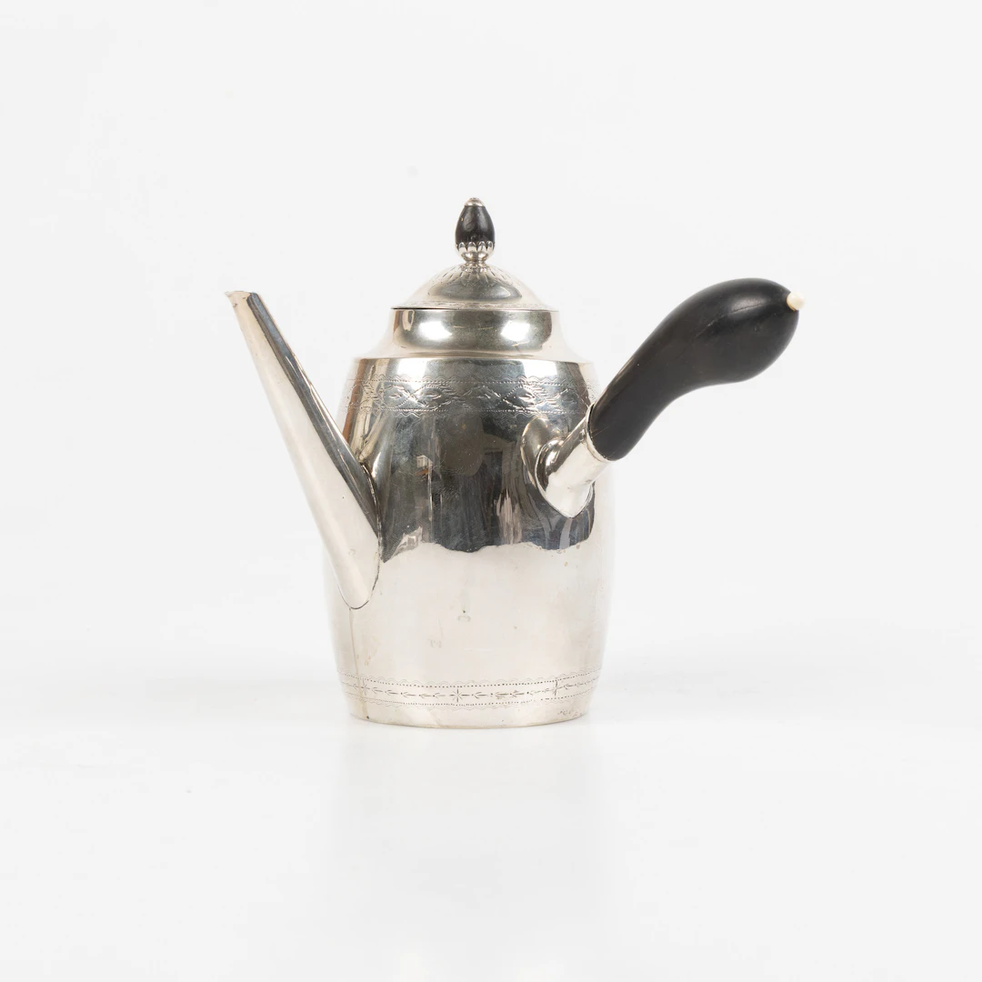KAFFEKANNA, silver med handtag i svärtat trä, sen Louis XVI, Knud