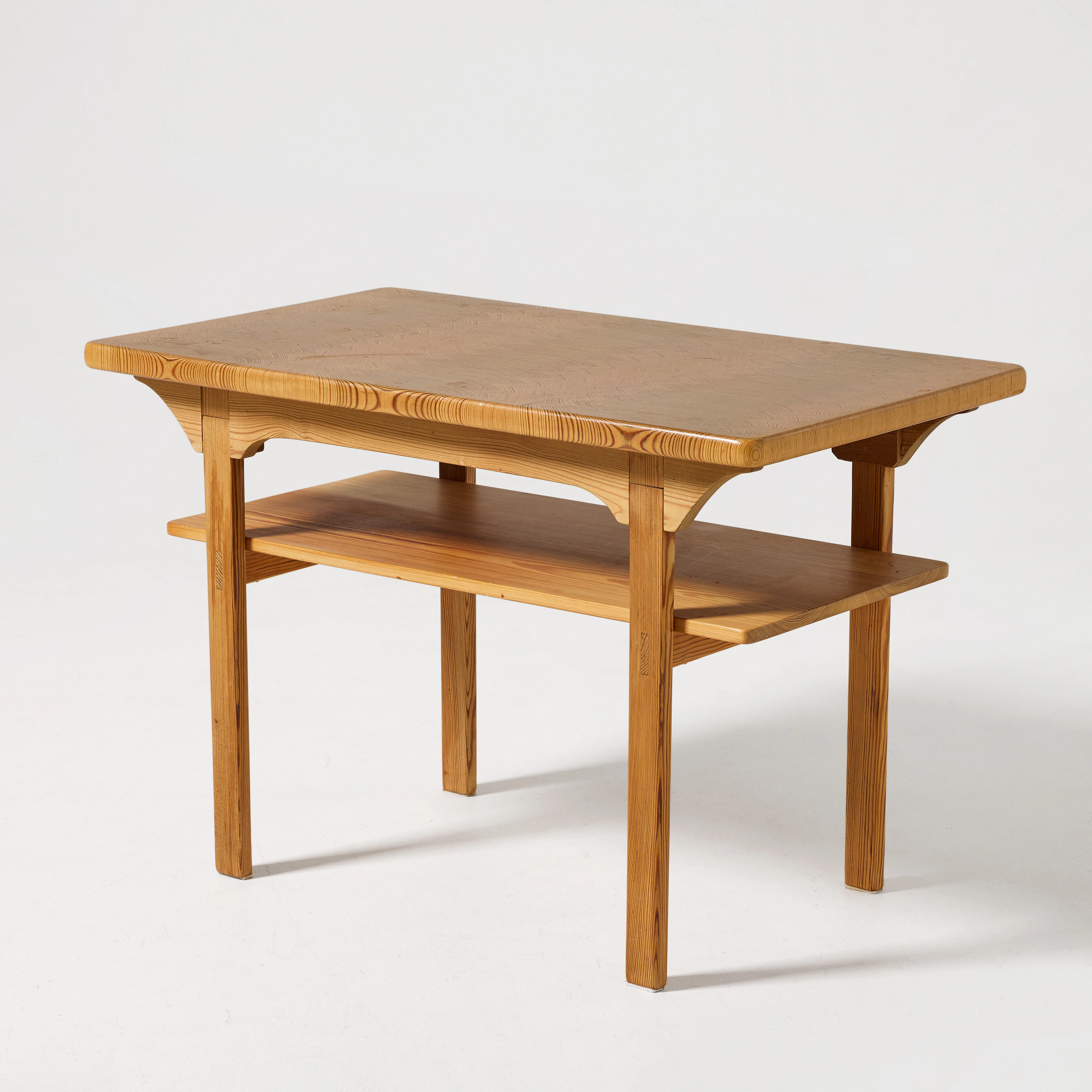 HILDING NILSSON. Bord, furu, 1960-tal, skivan i stavlimmad furu lagd