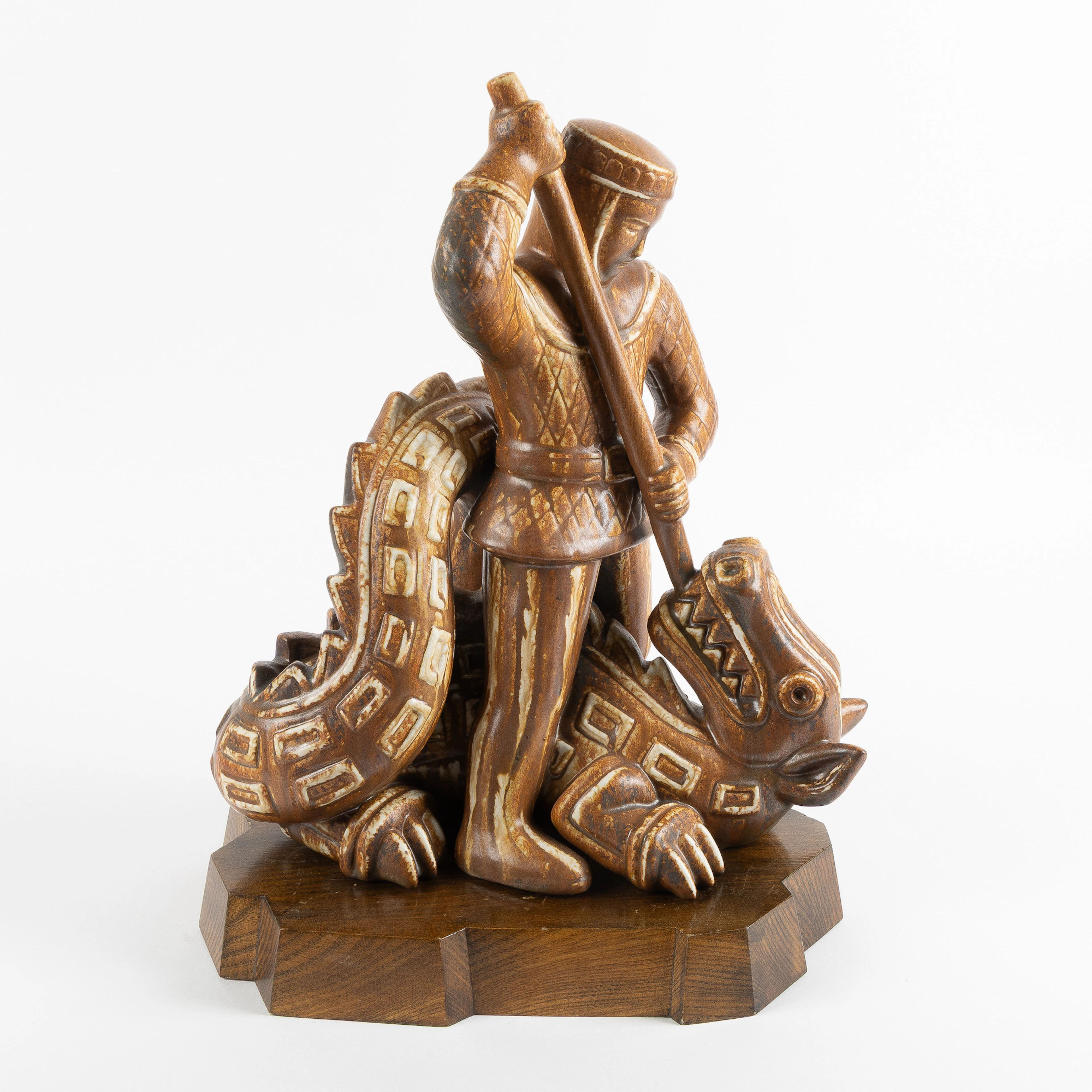 GUNNAR NYLUND. Skulptur, "S:t Mikael och draken", glaserat stengods.