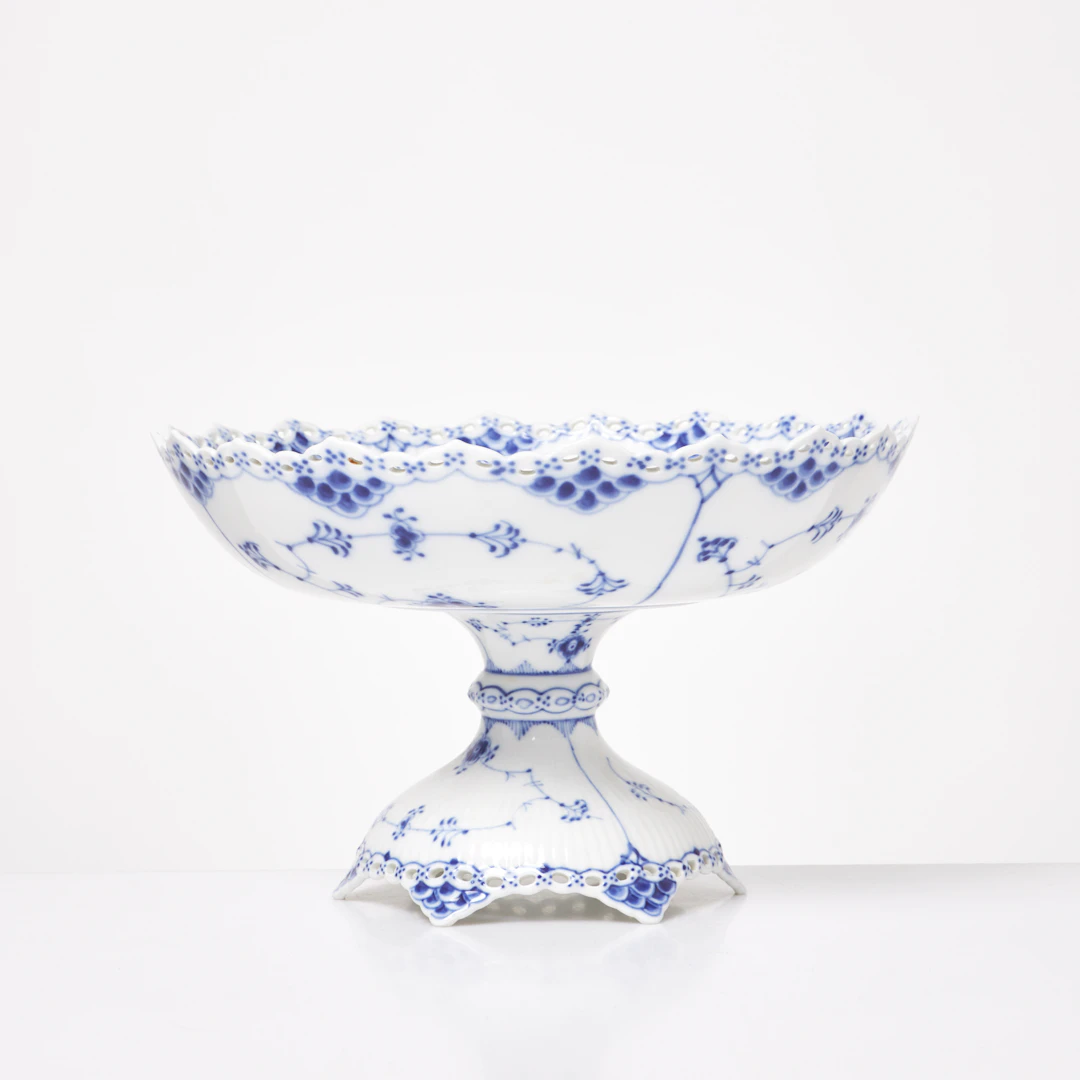 ROYAL COPENHAGEN, skål på fot nummer 1022, "Musselmalet", helblond.