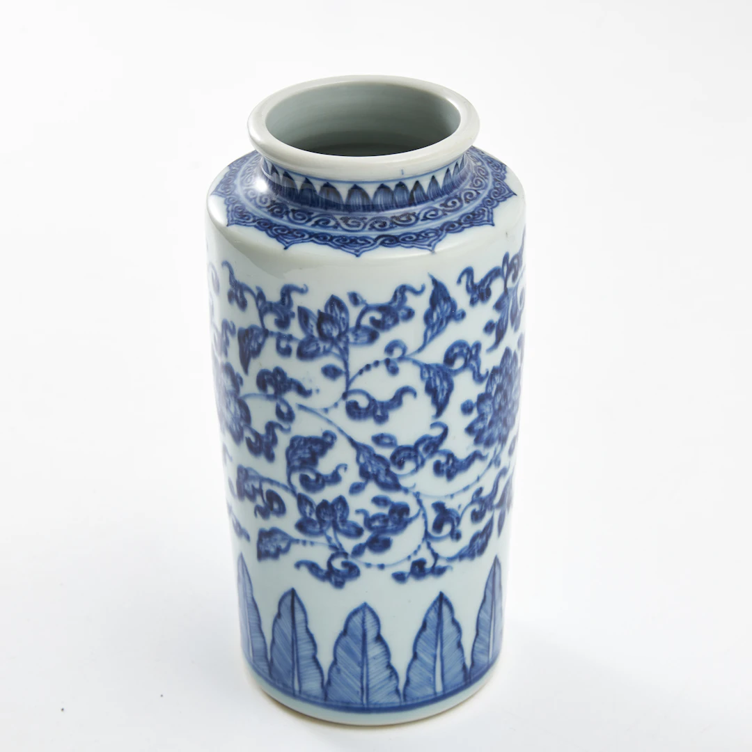 VAS, porslin, Kina, 1900-tal, cylinderform, Mingstil, dekor av lotus-