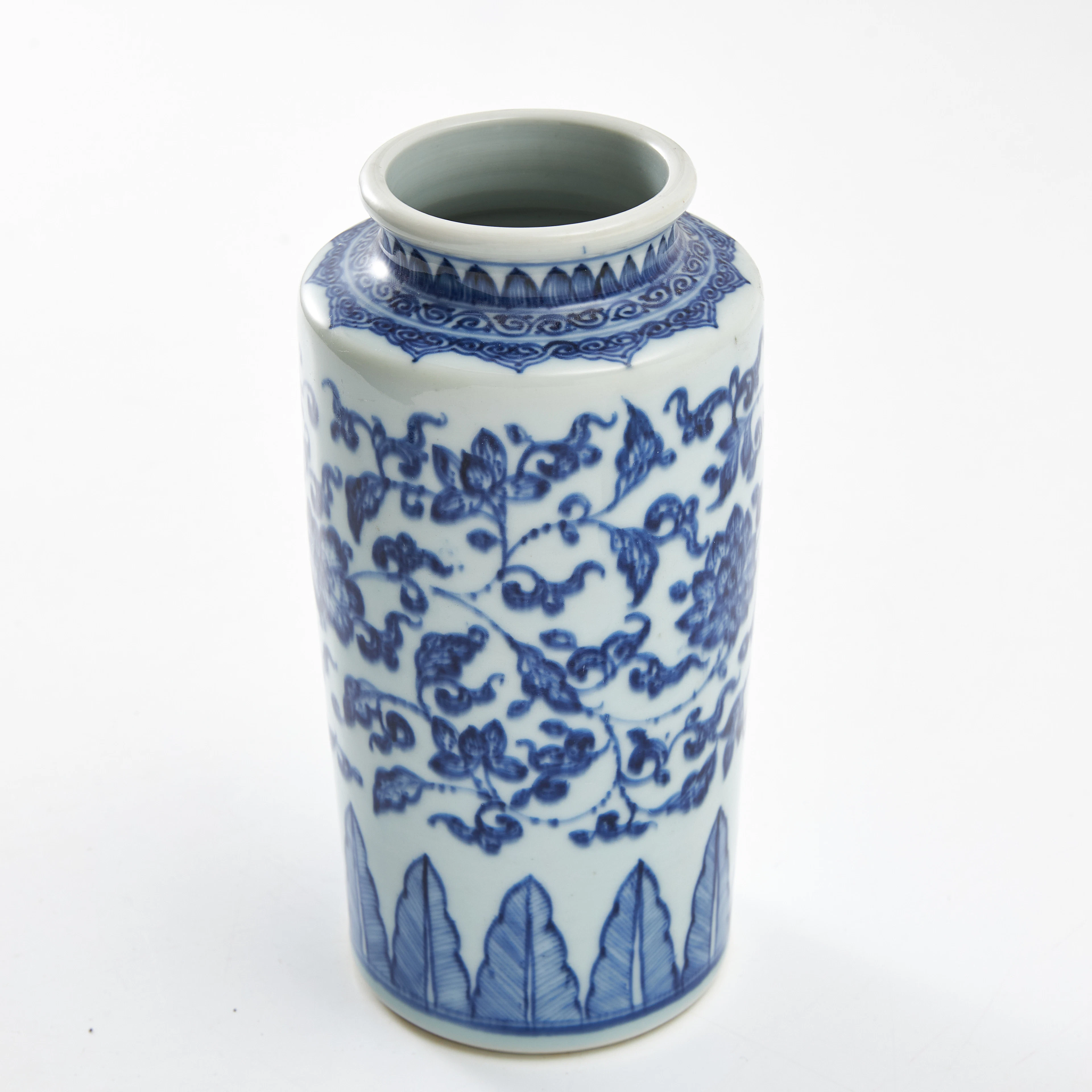 VAS, porslin, Kina, 1900-tal, cylinderform, Mingstil, dekor av lotus-