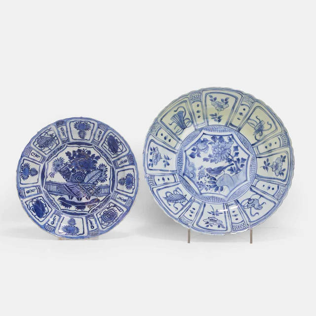 Two Chinese Kraak blue and white chargers Wanli (1573-1620)