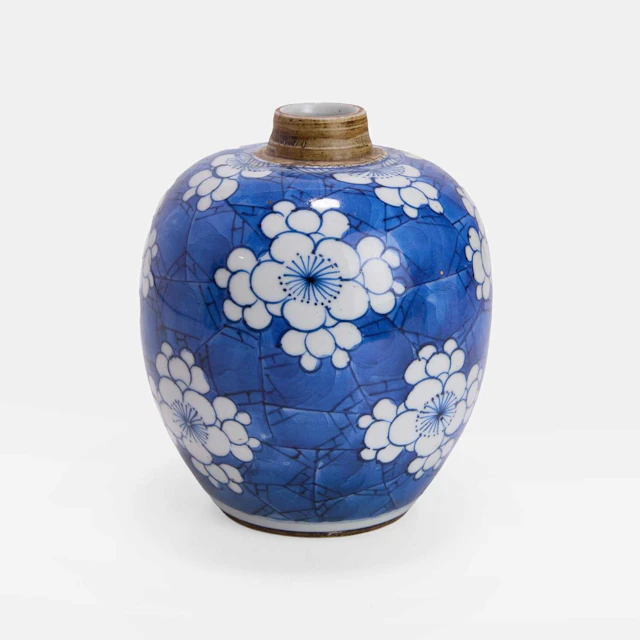 A Chinese blue and white jar Kangxi (1662-1722)