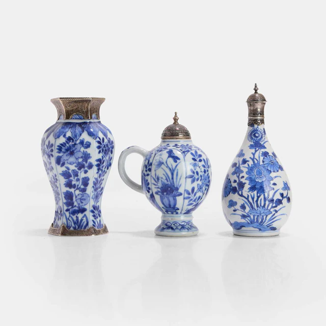 Three Chinese blue and white Kangxi (1662-1722)