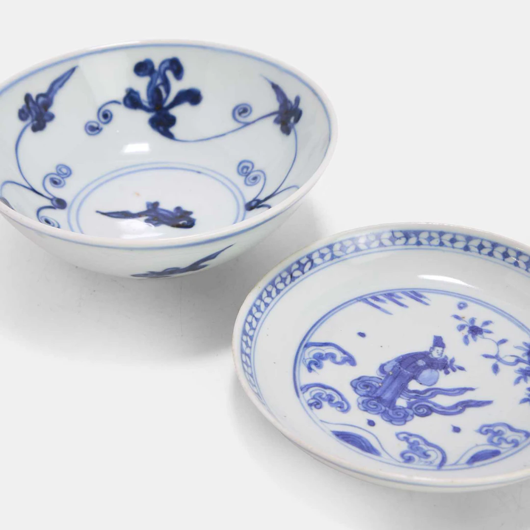 Two Chinese blue and white pieces late Ming dynasty