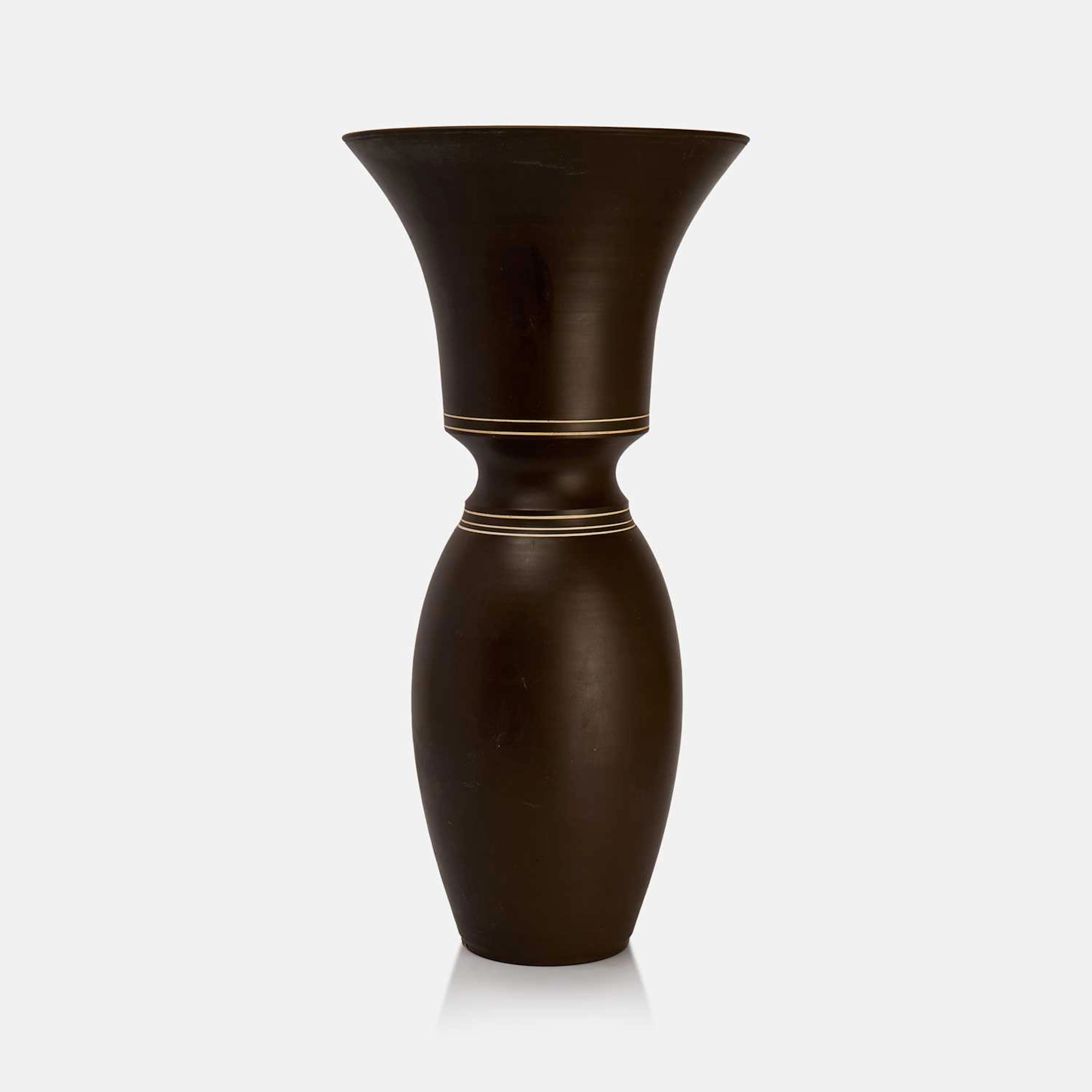 ▲ Anna Silverton (British, b.1959) a tall vase