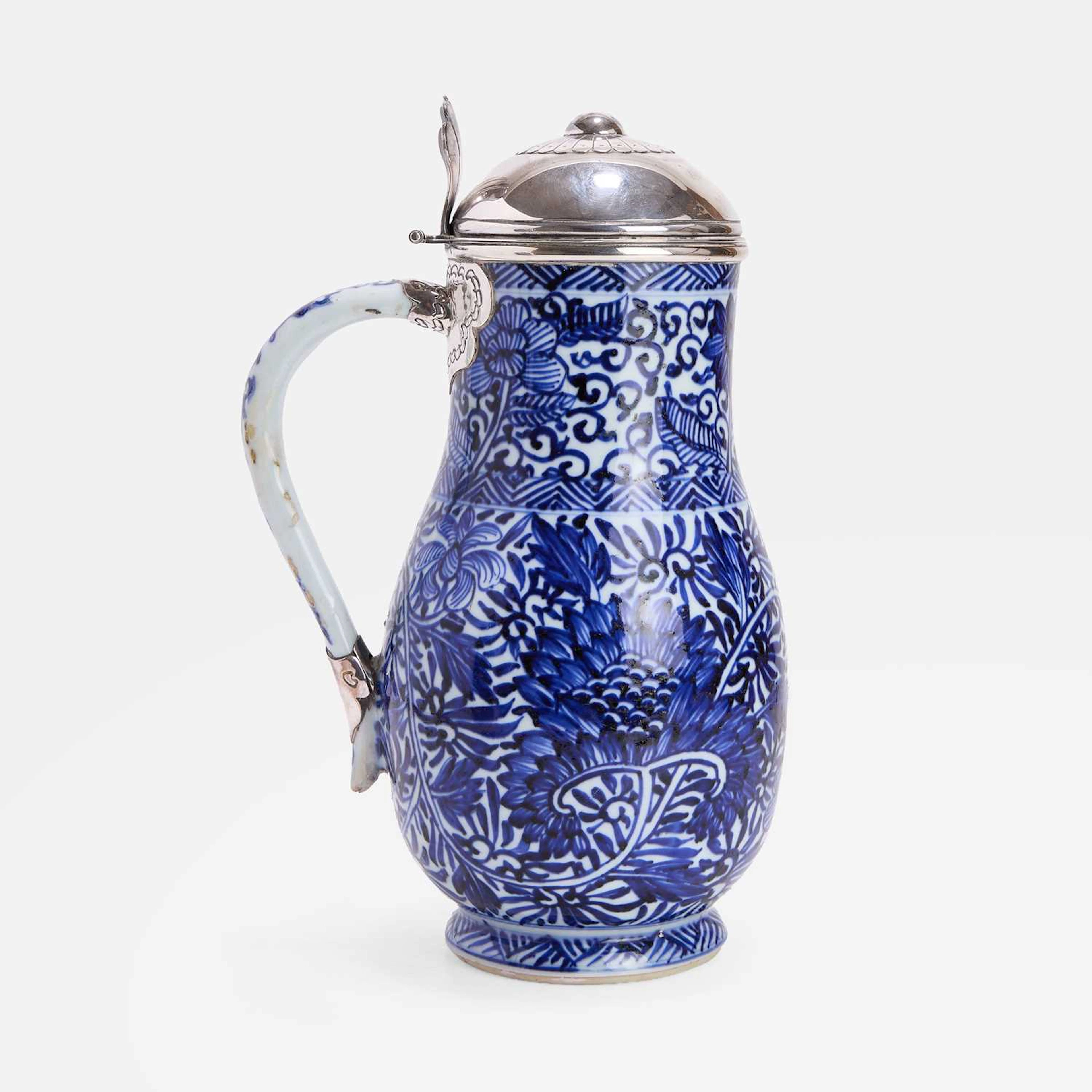 A Chinese blue and white tankard Kangxi (1662-1722), 18th century