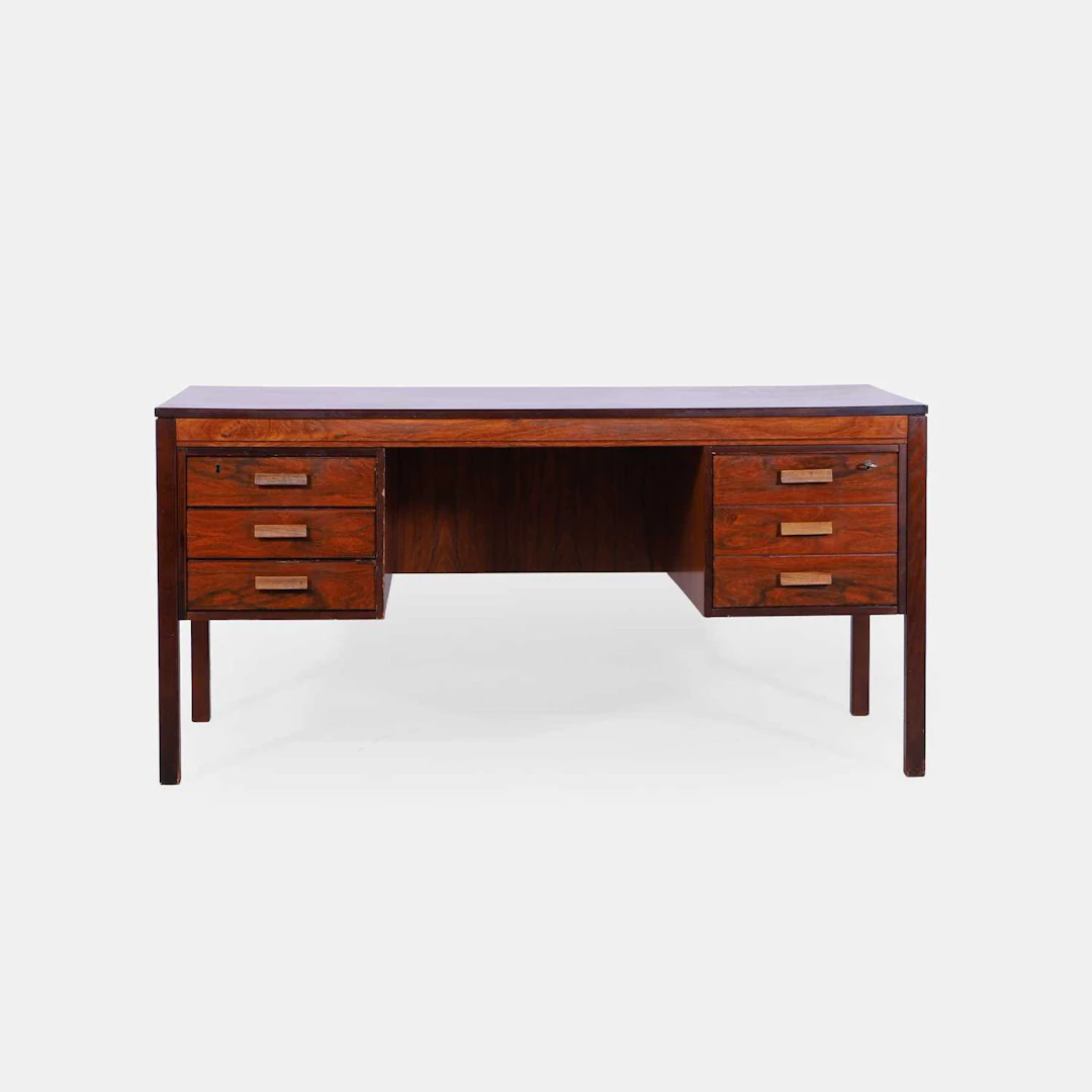 § Heggen a rosewood desk