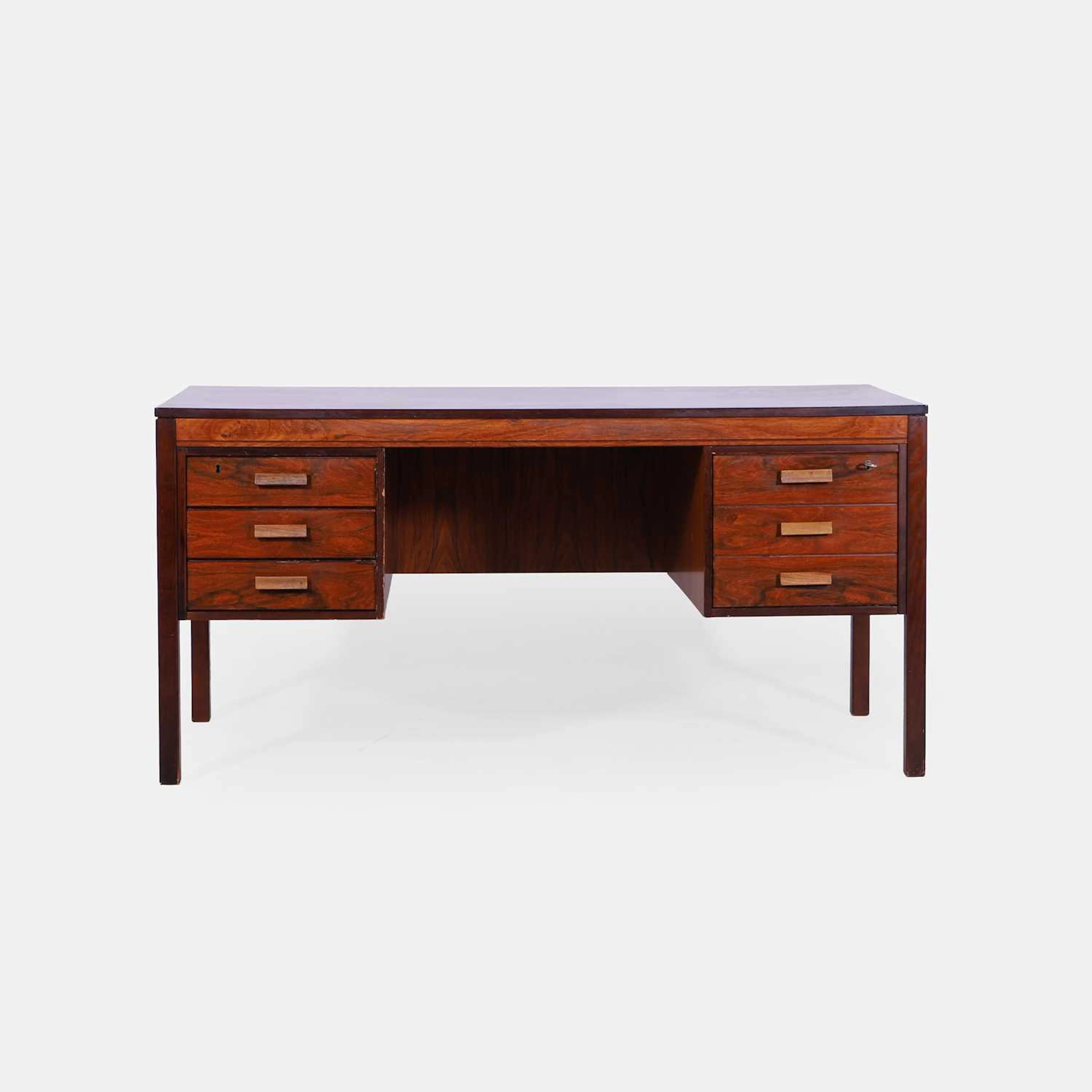 § Heggen a rosewood desk