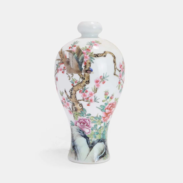 A Chinese famille rose vase Republic period (1912-1949)