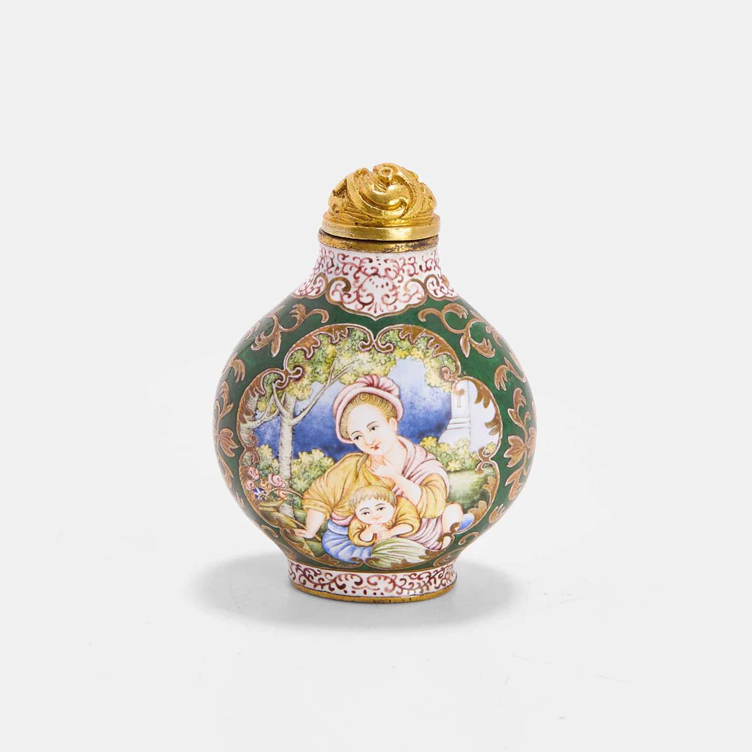 A Chinese Beijing-enamel European-subject snuff bottle Qing dynasty