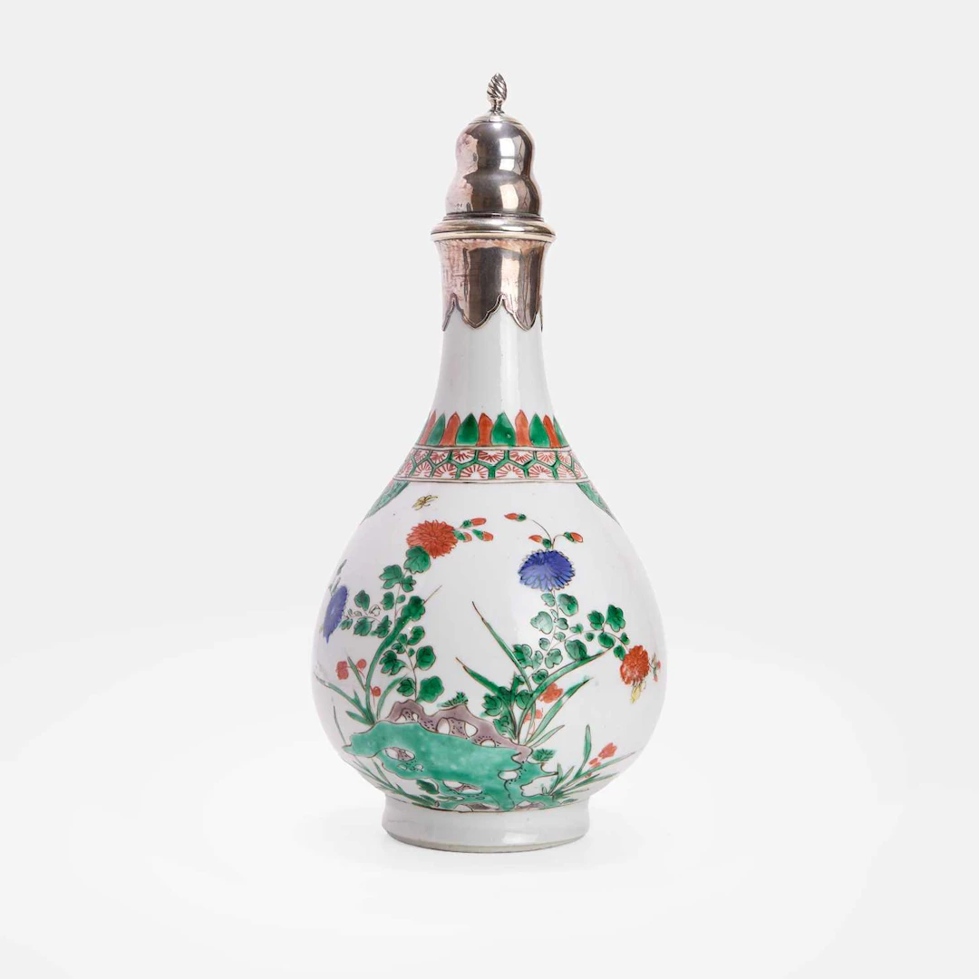 A Chinese wucai vase Kangxi (1662-1722)