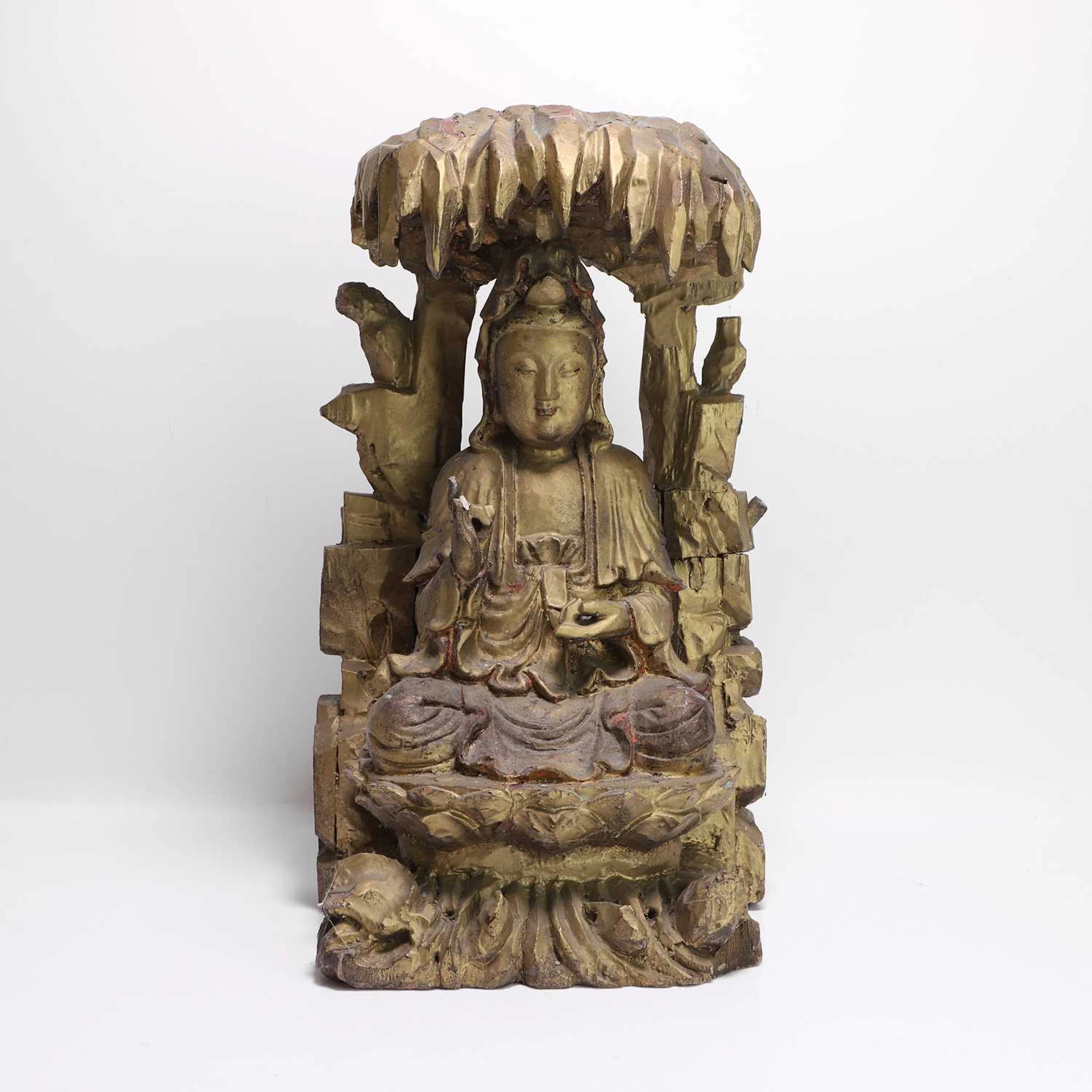 A Chinese lacquered wood carving of Guanyin Qing dynasty (1644-1911)