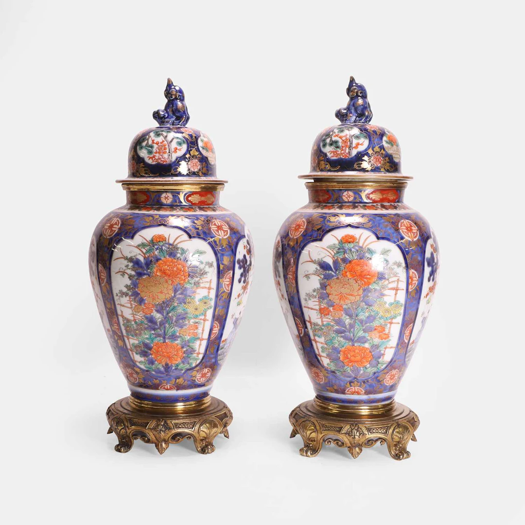 A pair of Japanese Imari vases and covers Meiji period (1868-1912)