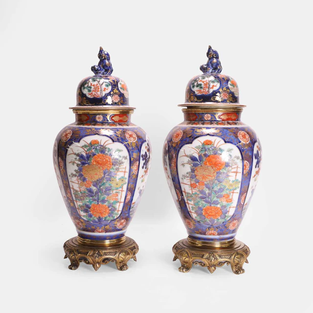 A pair of Japanese Imari vases and covers Meiji period (1868-1912)