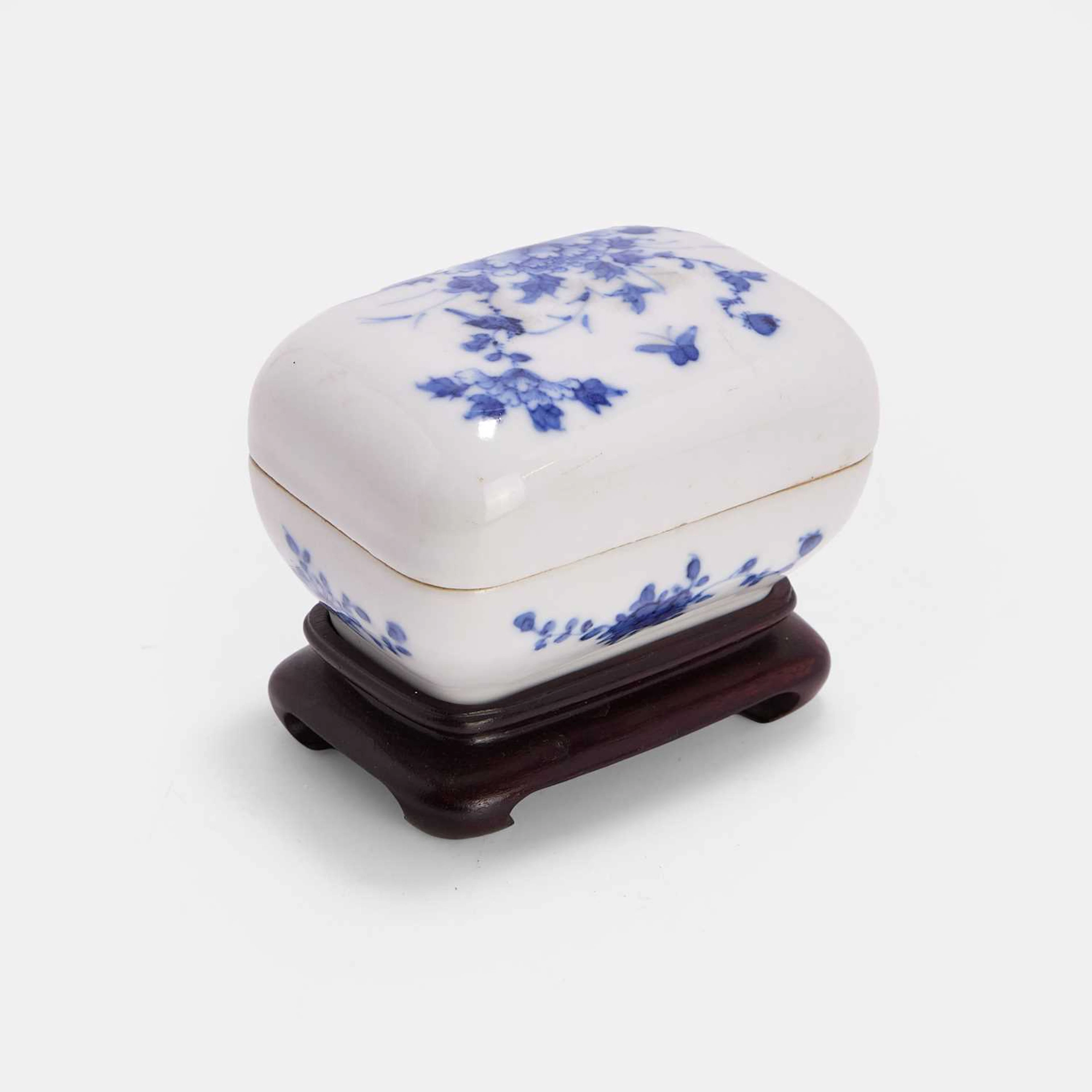 A Chinese blue and white box mid-Qing dynasty