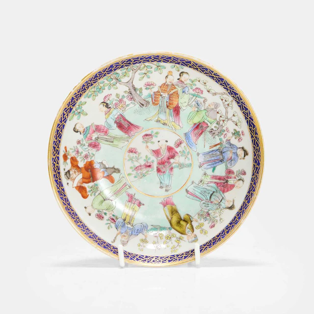 A Chinese famille rose saucer Tongzhi (1862-1874)