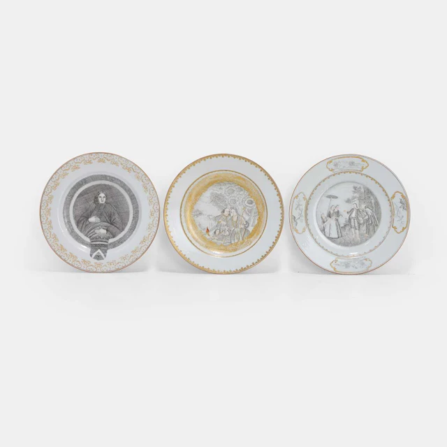 Three Chinese export en grisaille and gilt-decorated plates Qianlong