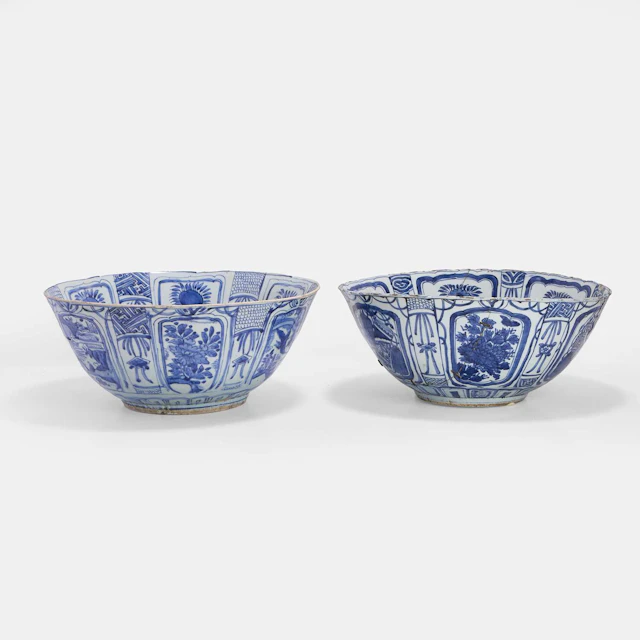 Two large Chinese Kraak blue and white punchbowls Wanli (1573-1620)