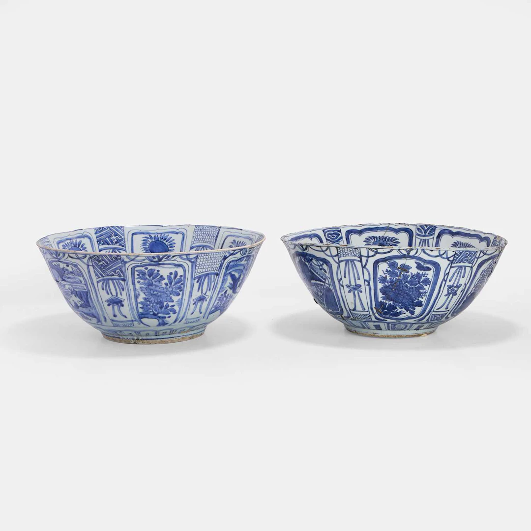 Two large Chinese Kraak blue and white punchbowls Wanli (1573-1620)