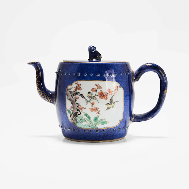 A Chinese famille verte teapot Kangxi (1662-1722)
