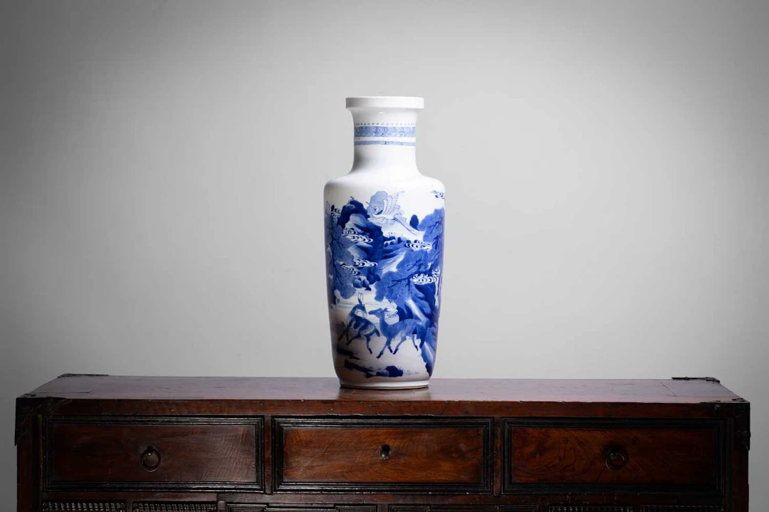 A Chinese blue and white vase Kangxi (1662-1722)