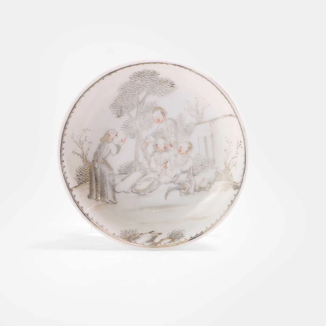 A Chinese export en grisaille-decorated dish 18th century
